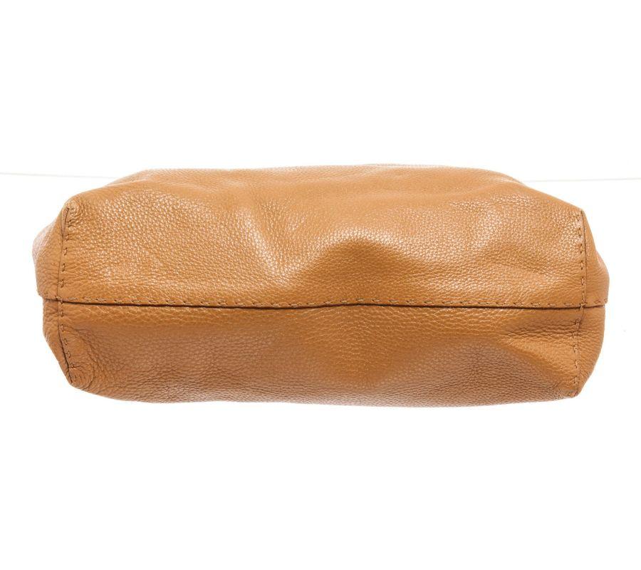 Fendi - Sac fourre-tout Selleria doré avec quincaillerie de couleur dorée et finitions en cuir Bon état à Irvine, CA