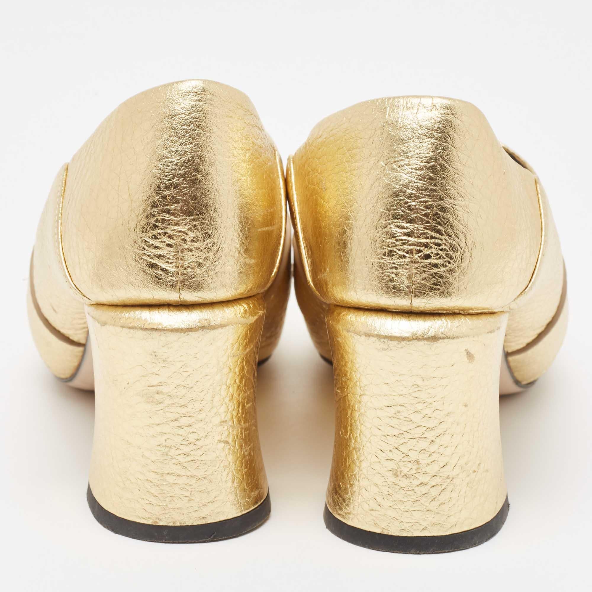 Fendi Gold textured Leather Geometric Stud Loafer Pumps Size 38.5 In Good Condition For Sale In Dubai, Al Qouz 2