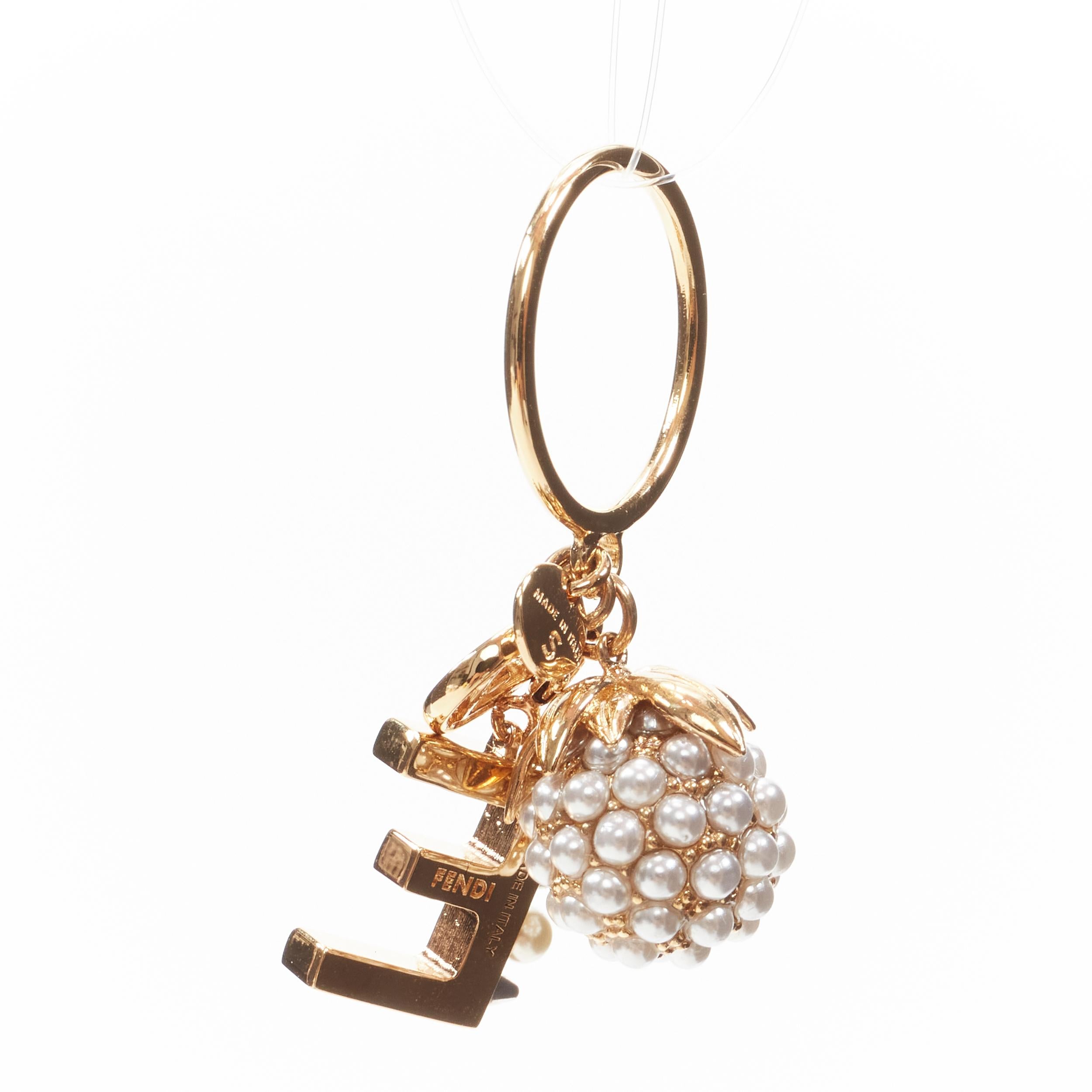 FENDI Goldfarbener E-alphabet-Perlen-Spitzen-Anhänger mit Beerenverzierung (Braun) im Angebot