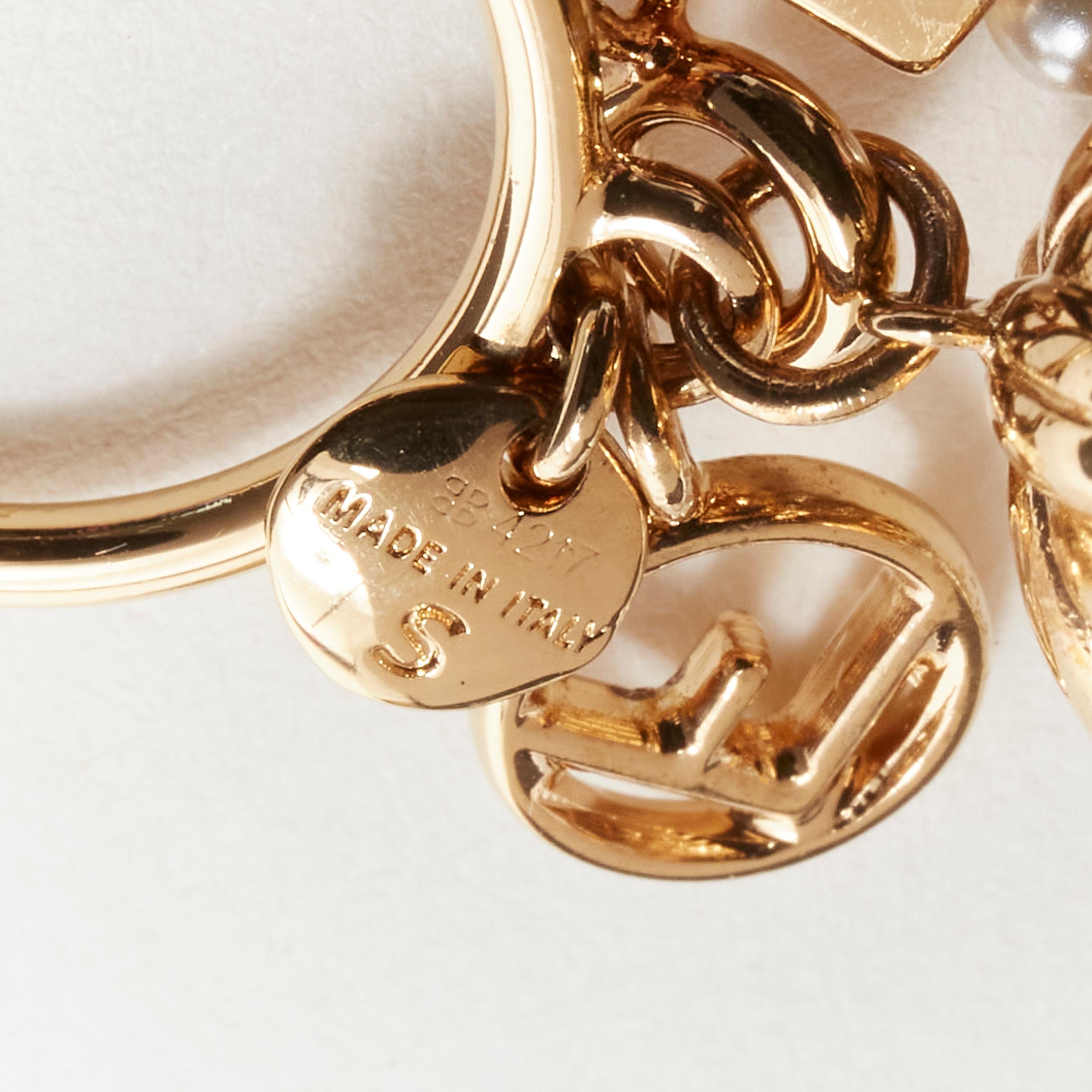FENDI Goldfarbener E-alphabet-Perlen-Spitzen-Anhänger mit Beerenverzierung im Angebot 2