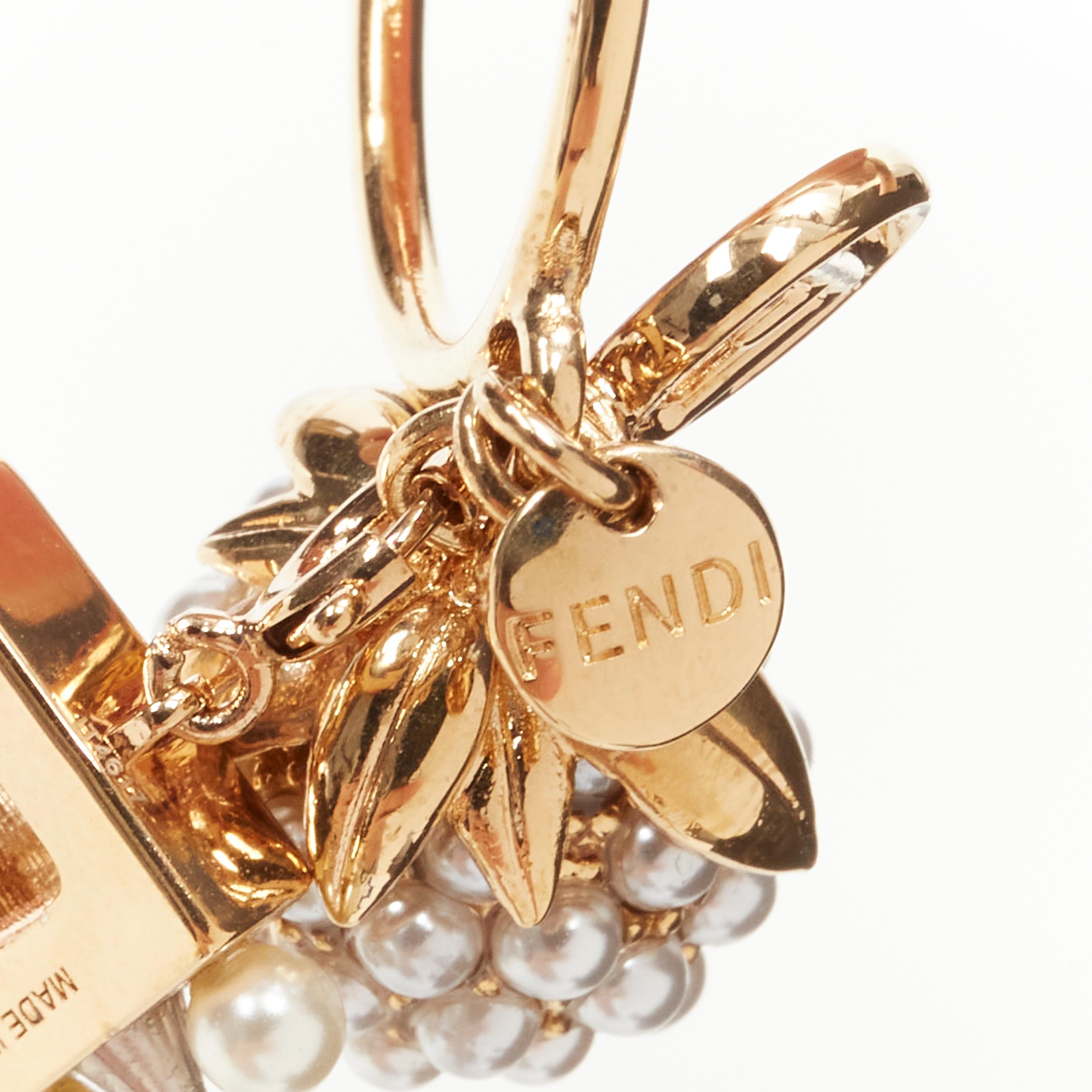 FENDI Goldfarbener E-alphabet-Perlen-Spitzen-Anhänger mit Beerenverzierung im Angebot 3