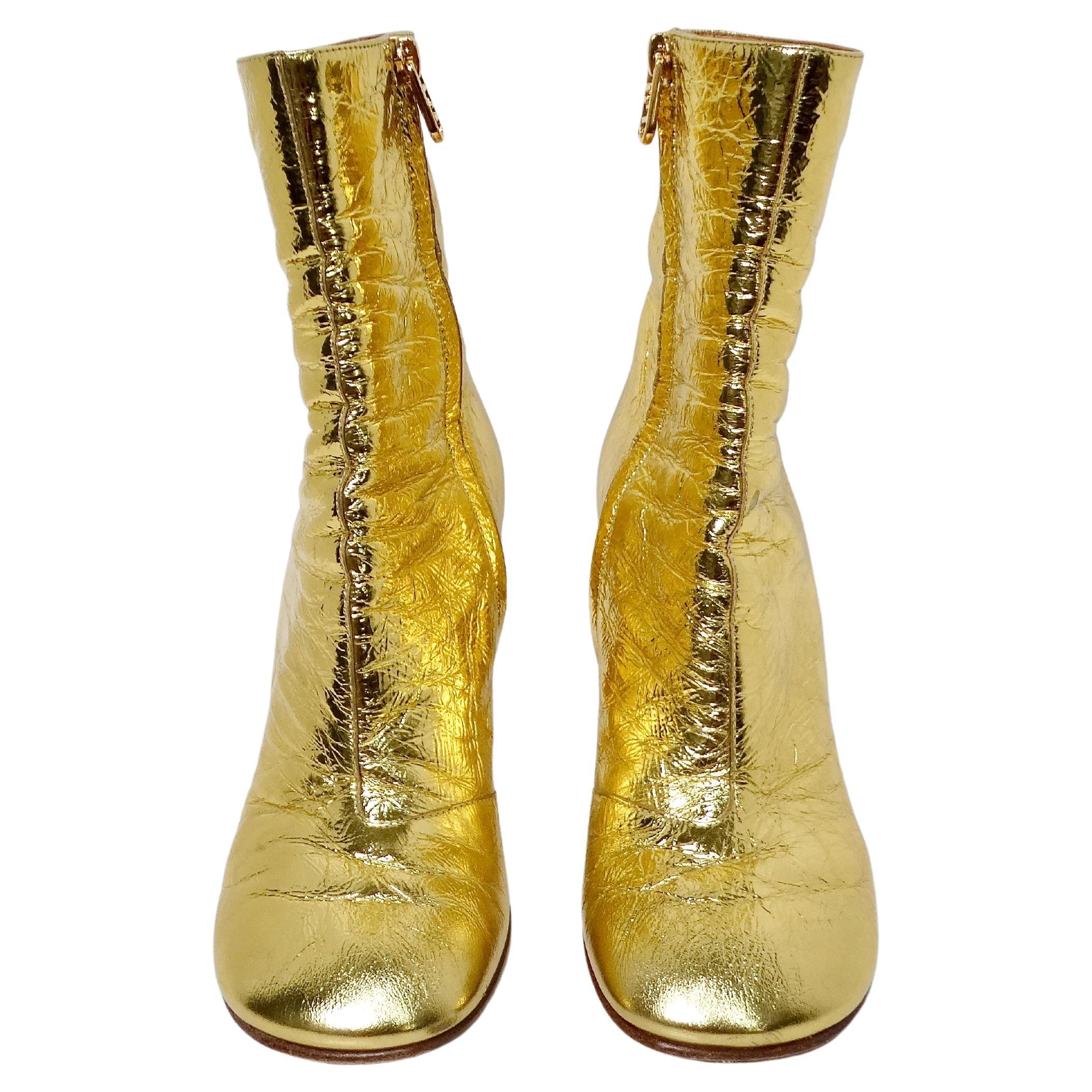Los botines Fendi First de napa Craquele laminada en tono dorado son un impresionante ejemplo de artesanía de lujo y diseño moderno. Confeccionados en napa de alta calidad con un cautivador acabado laminado craquelado, estos botines destilan