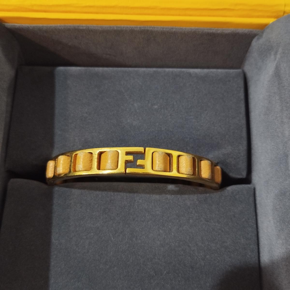 Pulsera dorada Fendi en venta 1