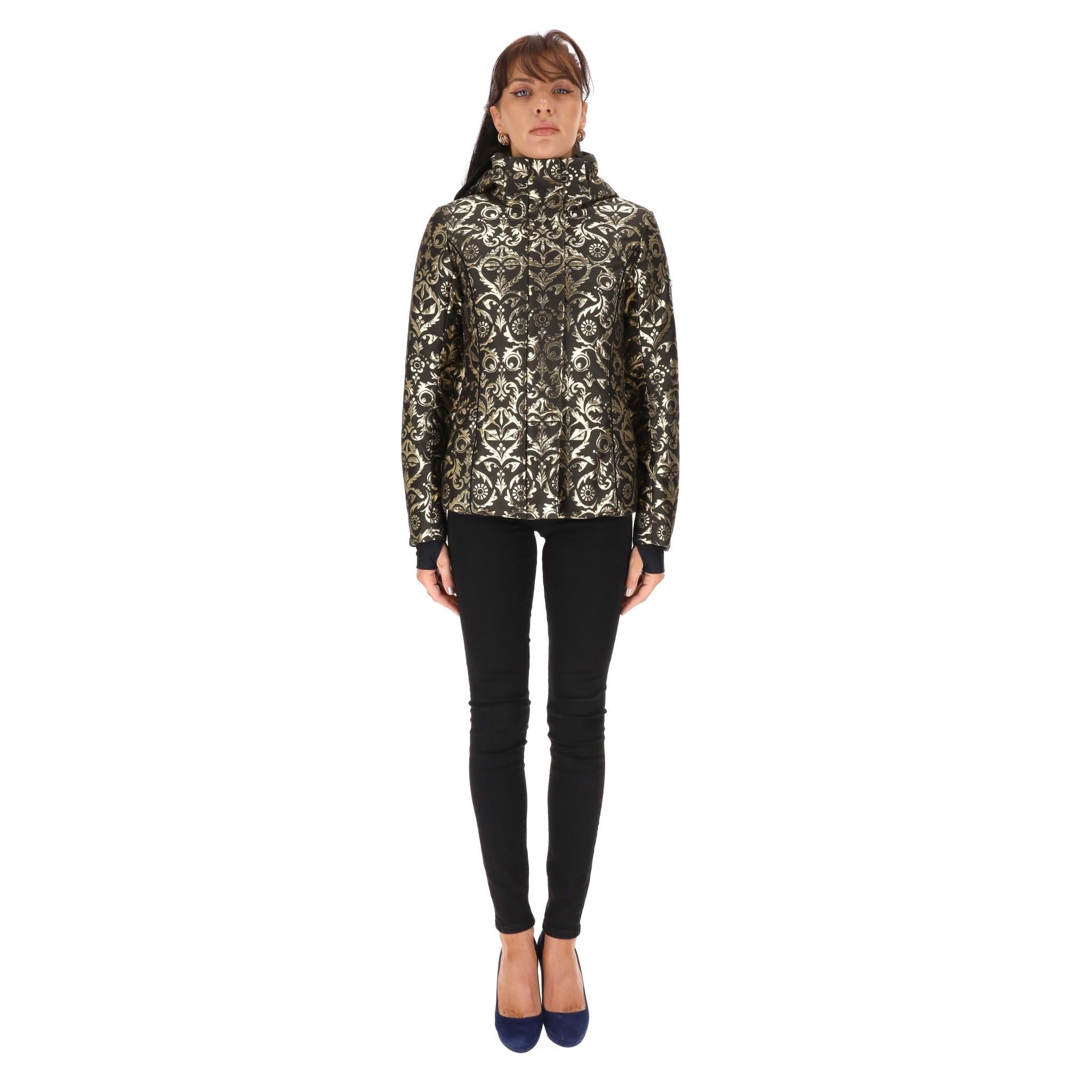 Fendi Goose Down Brocade & Fox Fur Trim Coat

Silk, black and gold baroque pattern coat detailed with Mohican style fox fur trim in black to the hood.

Featuring logo zipper and popper closure, concealed zip pockets to the side.

Rrp Approx.