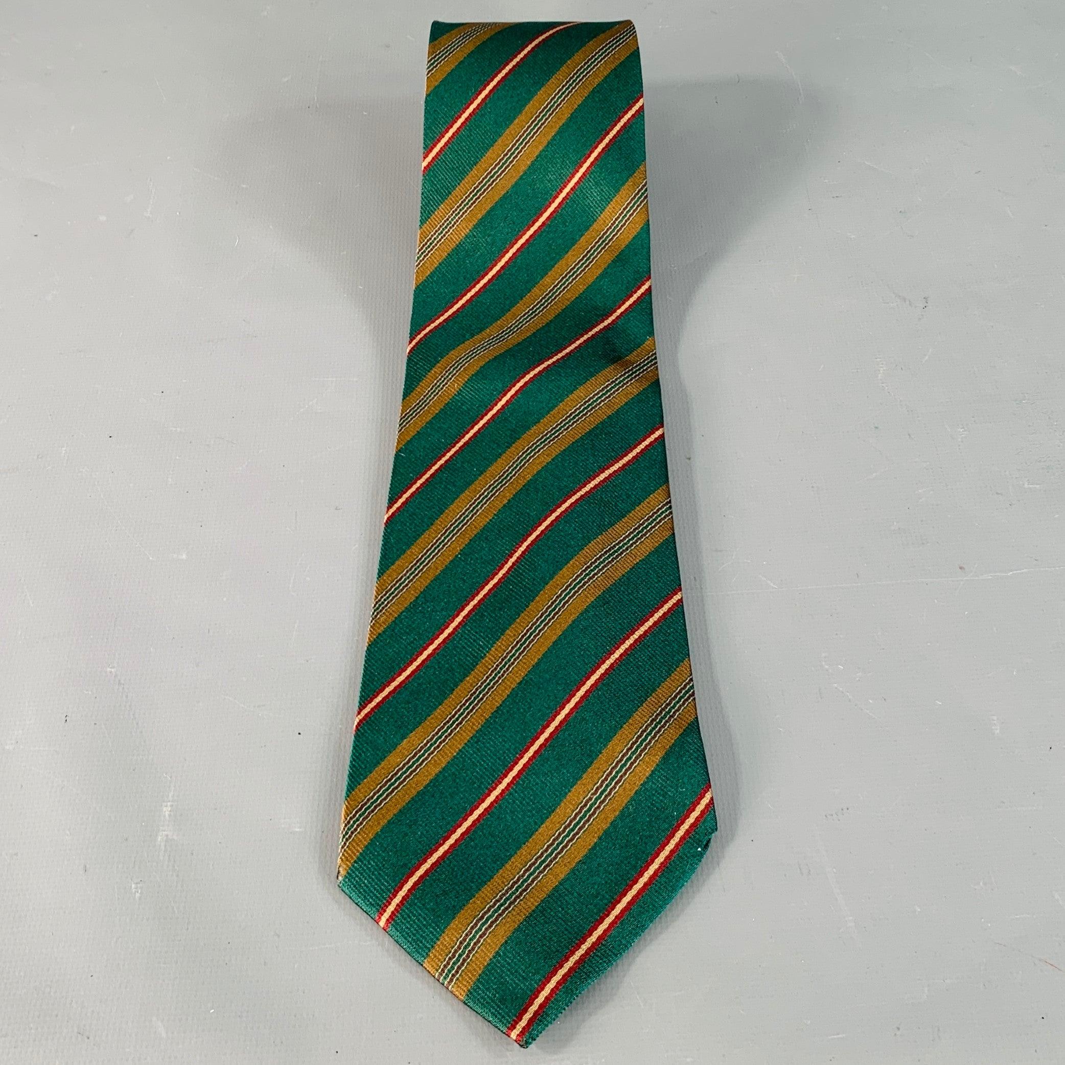 FENDI
cravatta in seta verde e beige con motivo a righe diagonali. Realizzato a mano in Italia, in ottime condizioni. Piccoli segni di usura sugli angoli.Larghezza: 3,5 pollici Lunghezza: 57 pollici 
  
  
 
Riferimento Sui Generis: