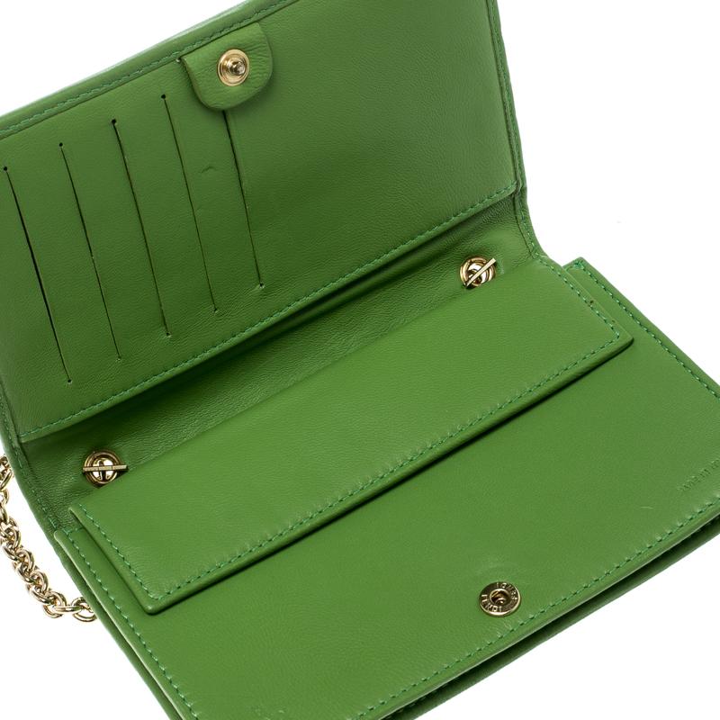 Crafted from leather, this green chain wallet has a style that will catch glances from a mile. It has been designed with F embossings, a snap button which reveals multiple slots as well as compartments and a gold-tone chain. The FF logo on the front