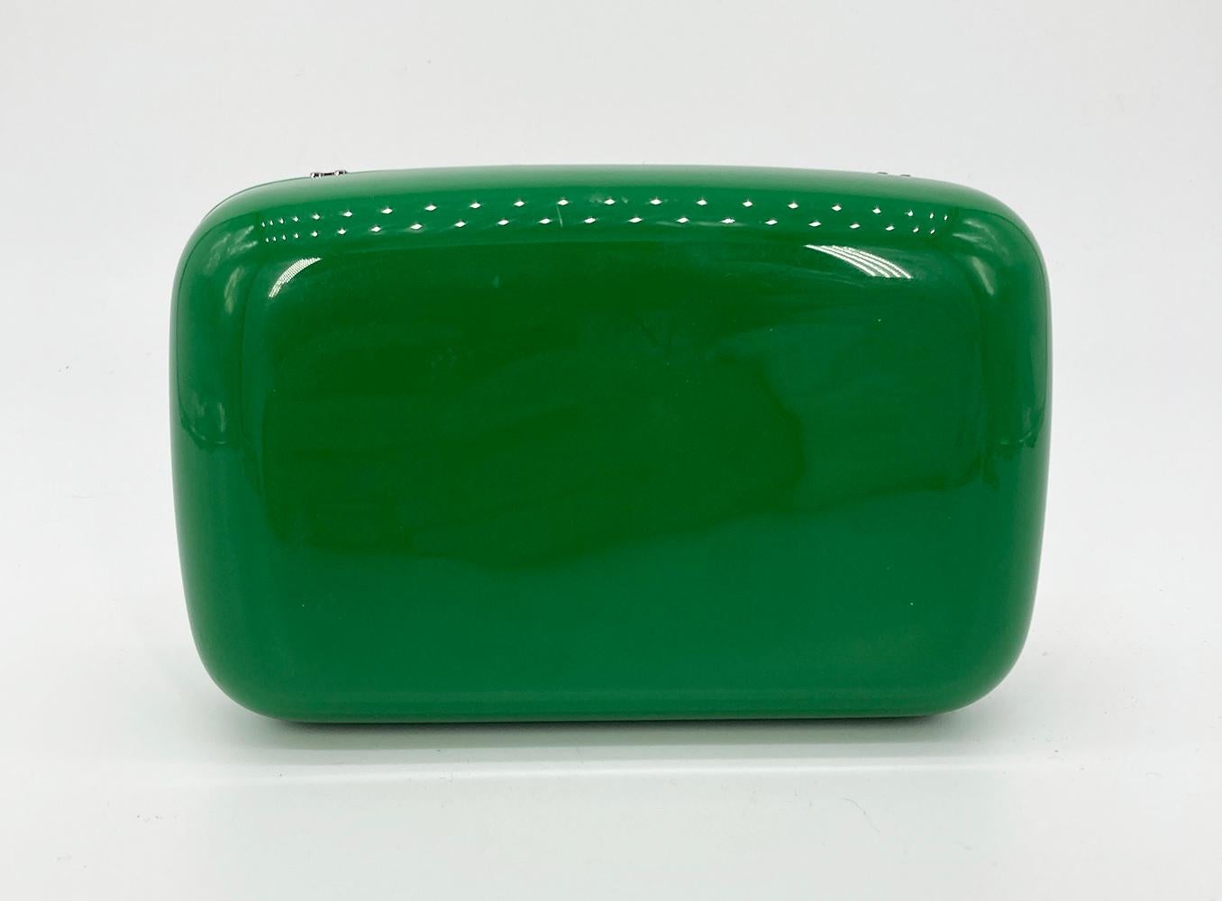 Fendi Green Logo Box Clutch in gutem Zustand. Grünes Hartacryl mit passendem grünen Lederlogo auf der Vorderseite. Magnetischer Verschluss. Innenausstattung aus grünem Leder mit angebrachtem Kettenschulterriemen. Insgesamt guter Zustand. Ein Riss im