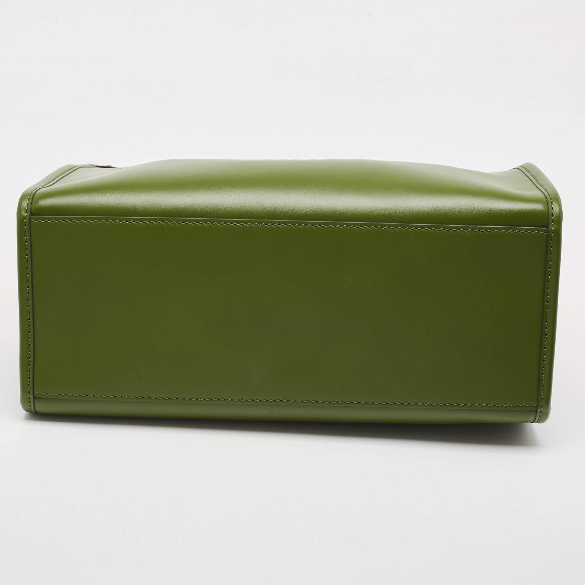 Fendi Green Leather Medium Sunshine Tote In Good Condition For Sale In Dubai, Al Qouz 2