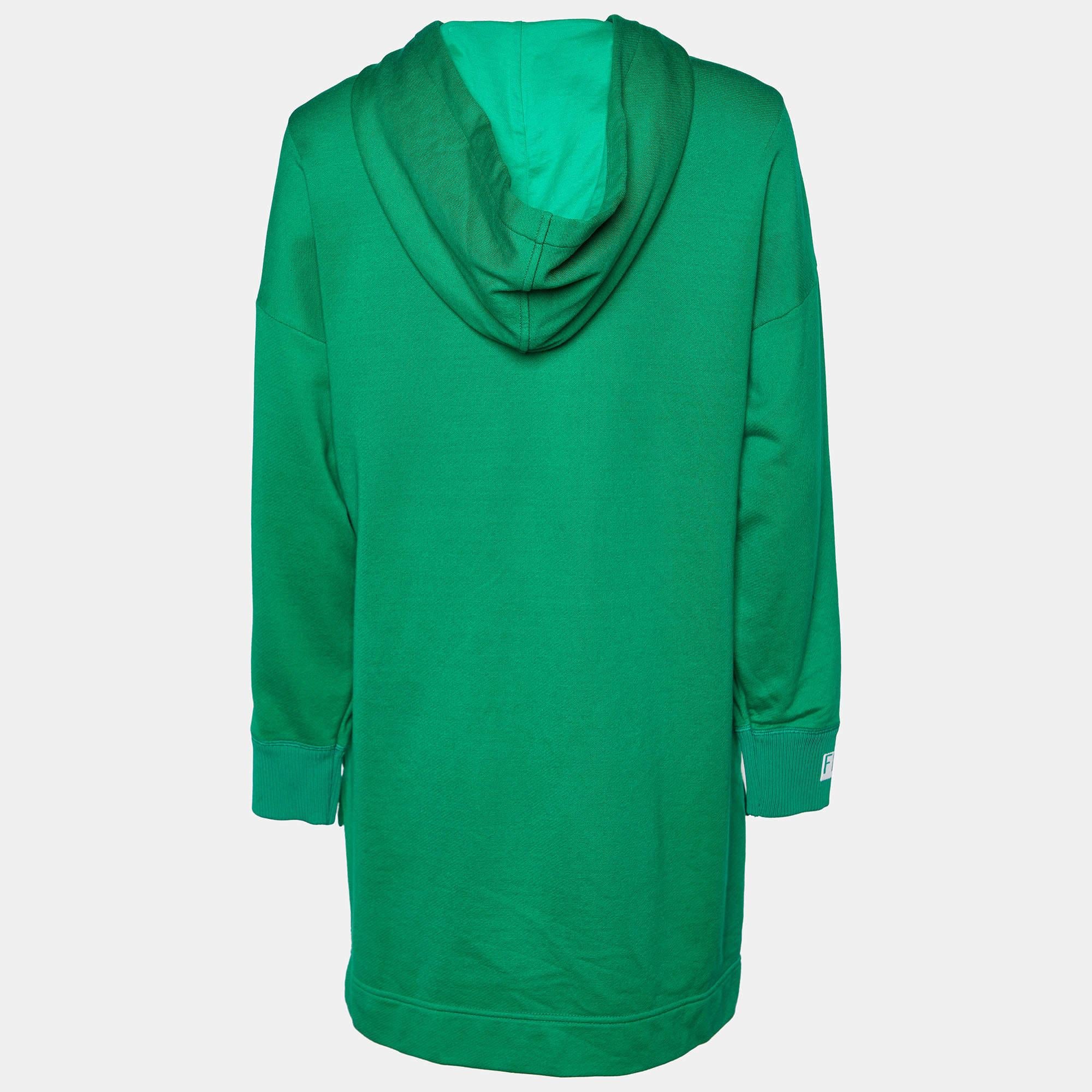 The Fendi sweatshirt is a stylish and unique piece. Made from comfortable cotton knit, it features a hood and an eye-catching green logo embellishment. The asymmetric hem adds a modern touch to this cozy sweatshirt, making it a fashionable choice