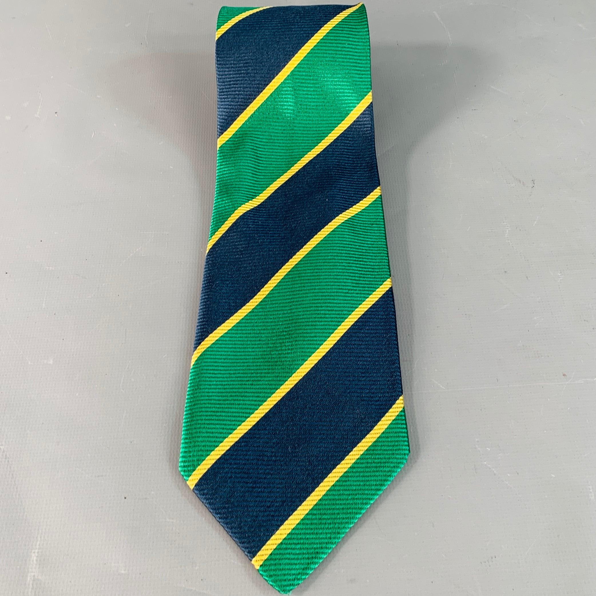Cravatta Fendi in seta verde e marina con motivo a righe diagonali. Realizzato a mano in Italia.Ottime condizioni di usato.Larghezza: 3,5 pollici Lunghezza: 58 pollici  

  
  
 
Riferimento Sui Generis: 140808
Categoria: Cravatta
Ulteriori