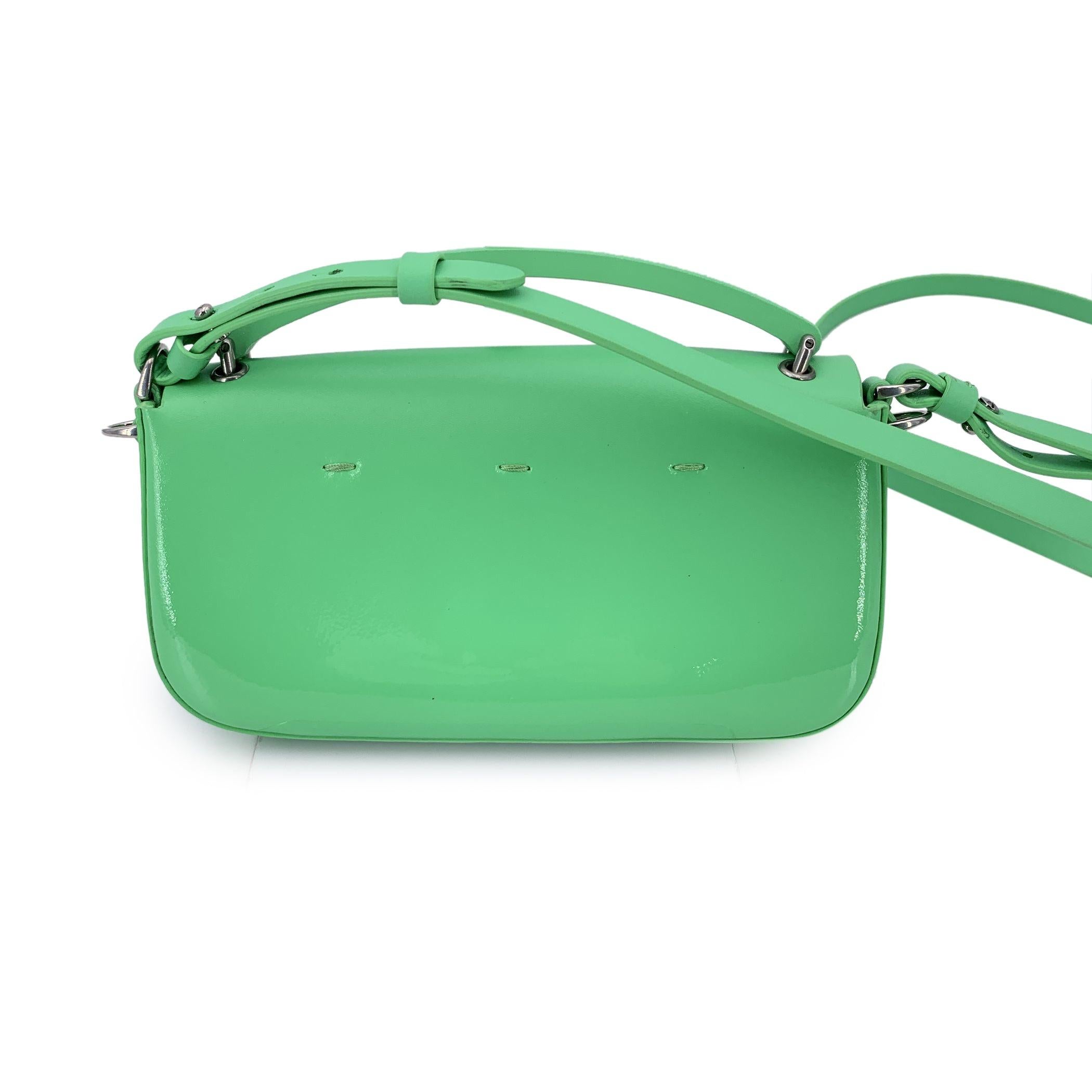 Fendi Green Patent Leather and Leather Baguette Phone Pouch In Excellent Condition For Sale In Rome, Rome