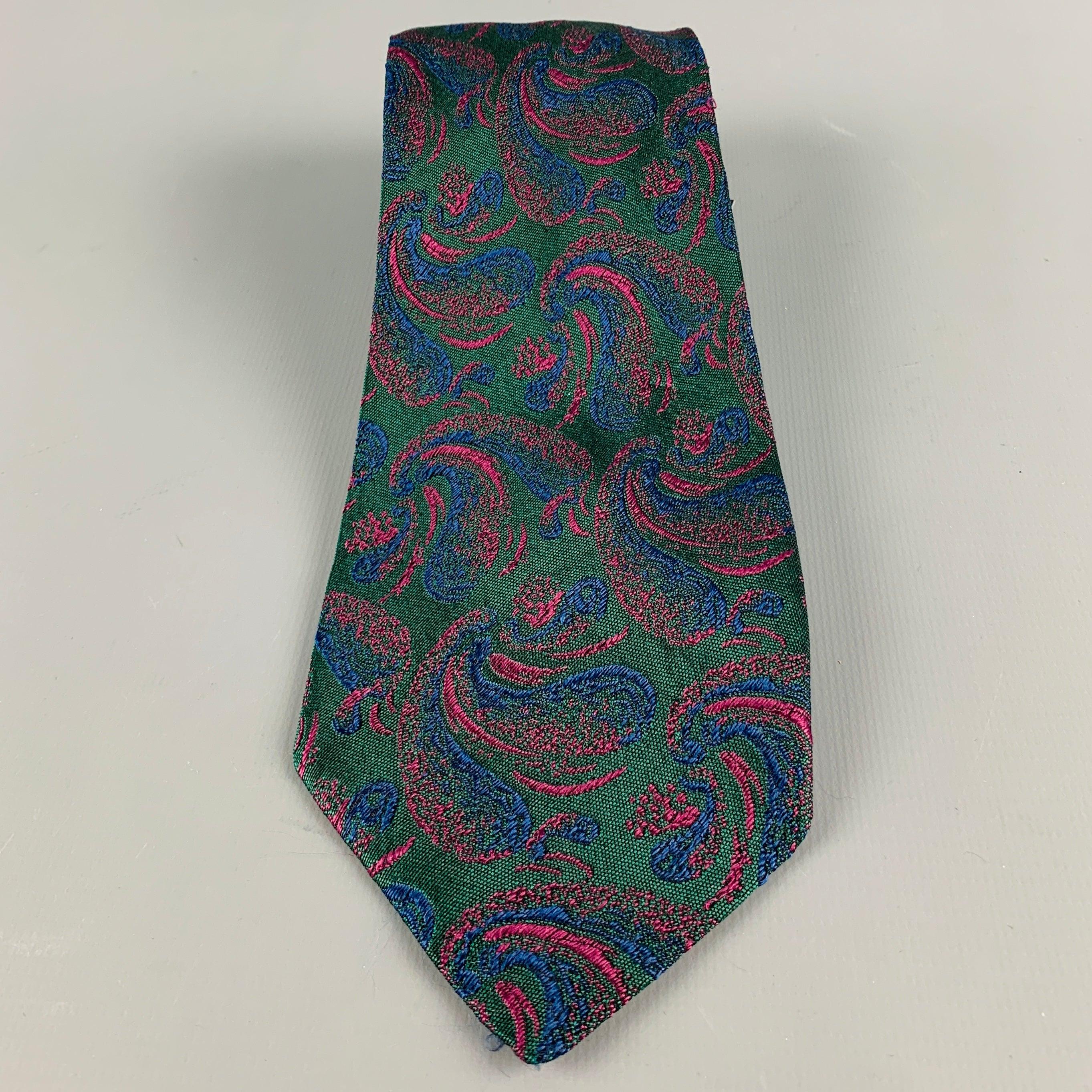Vintage FENDI Krawatte aus grünem Seidenstoff mit lila Paisley-Jacquard-Muster. Handgefertigt in Italien, ausgezeichneter gebrauchter Zustand. 

Abmessungen: 
  Breite: 3,25 Zoll Länge: 58 Zoll 
  
  
 
Referenz-Nr.: 128760
Kategorie: Krawatte
Mehr