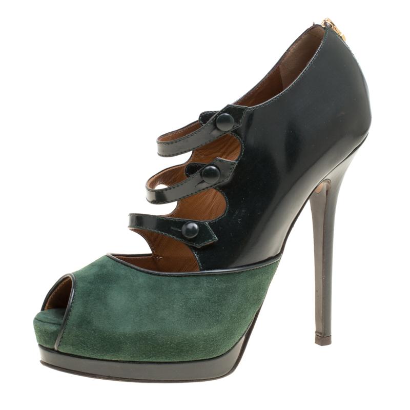 You'll amaze onlookers wherever you go when you step out in these fabulous pumps from Fendi. These green pumps are crafted from suede and leather and feature a peep-toe silhouette. They flaunt three button loop closures across the vamsp and come
