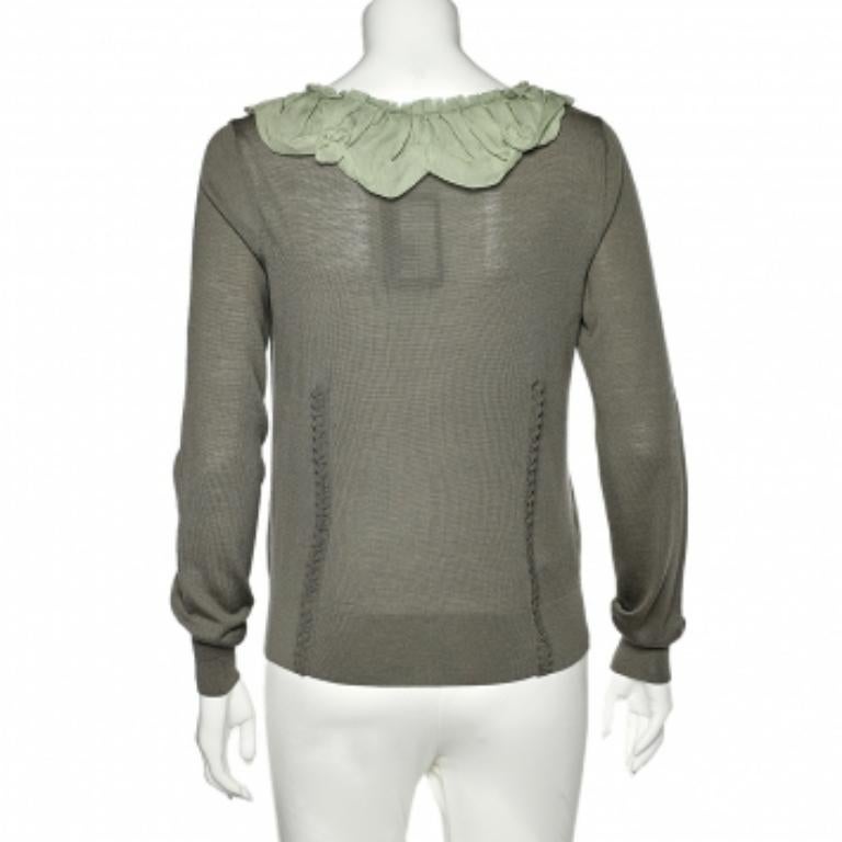 Diese Strickjacke von Fendi ist eine perfekte Kombination aus lässig und cool - ein absolutes Must-have! Die Kreation aus Seide und Wolle in einem grünen Farbton ist mit Rüschendetails versehen. Das Modell mit langen Ärmeln und einer geknöpften