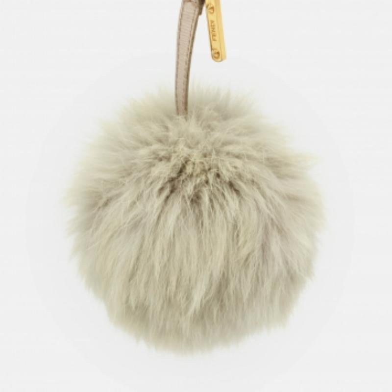 Fendi Grau Pelz und Leder Pom Pom Tasche Charme im Zustand „Relativ gut“ im Angebot in Dubai, Al Qouz 2