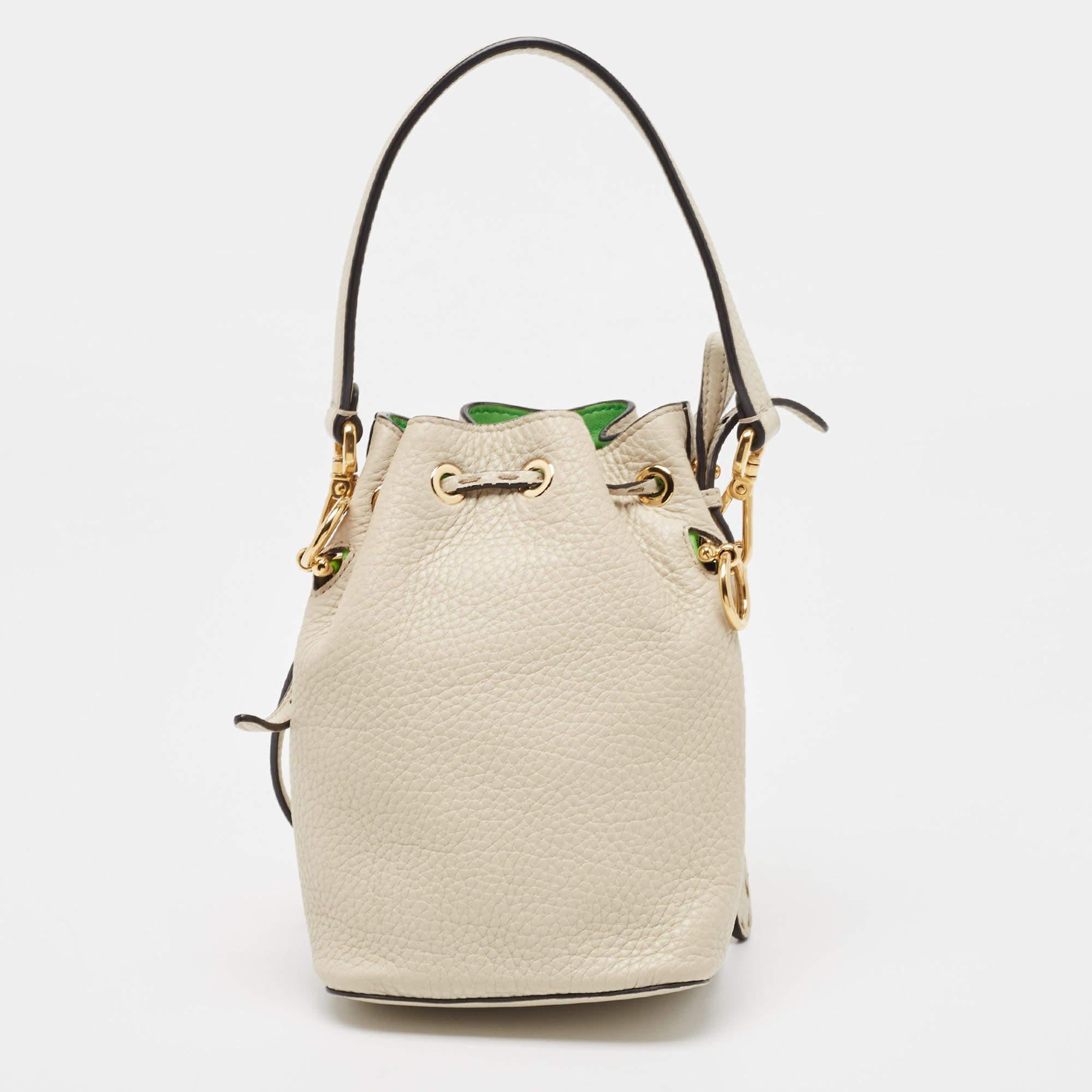 Designer bags are ideal companions for ample occasions! Here we have a fashion-meets-functionality piece crafted with precision. It has been equipped with a well-sized interior that can easily fit all your essentials.

