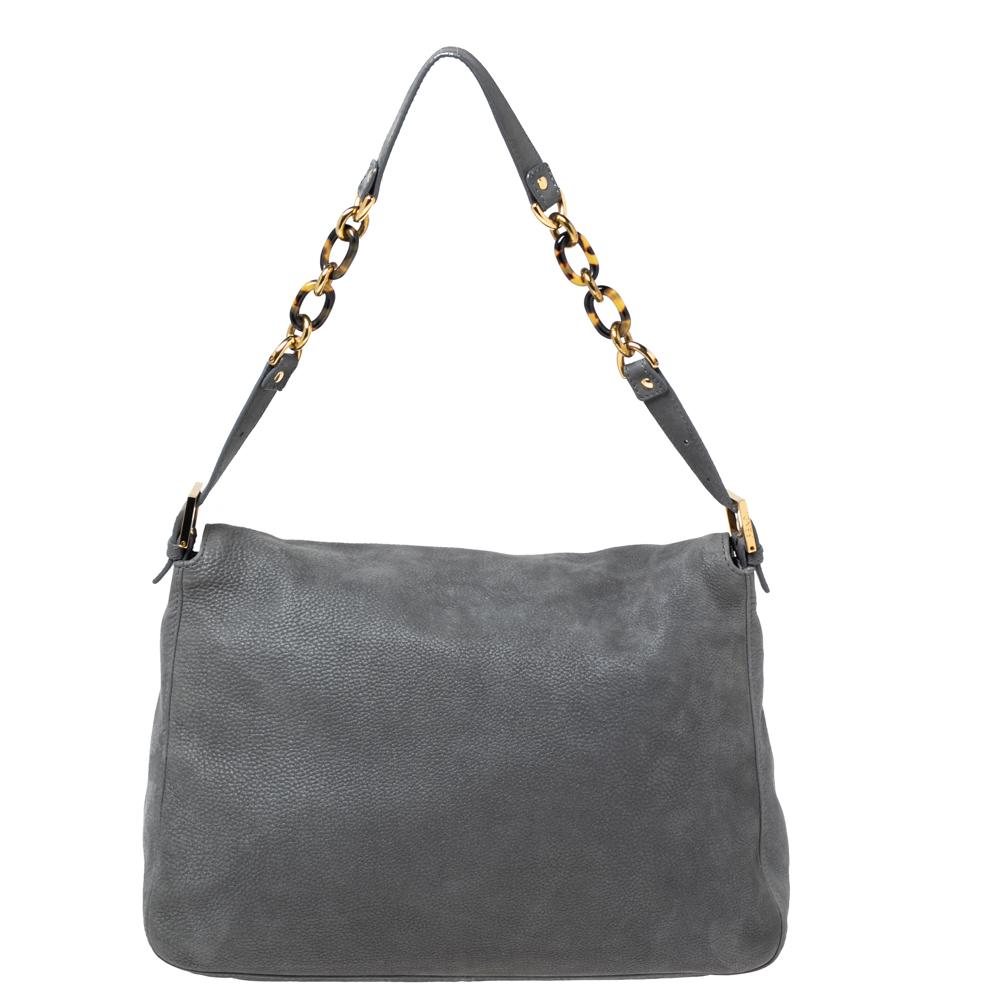 The Mama Forever shoulder bag from Fendi is a classic fashion choice. Detailed with their logo lock on the flap, this leather piece has an instantly-recognizable look. It has a lovely grey iridescent exterior, complemented by gold-tone hardware. A