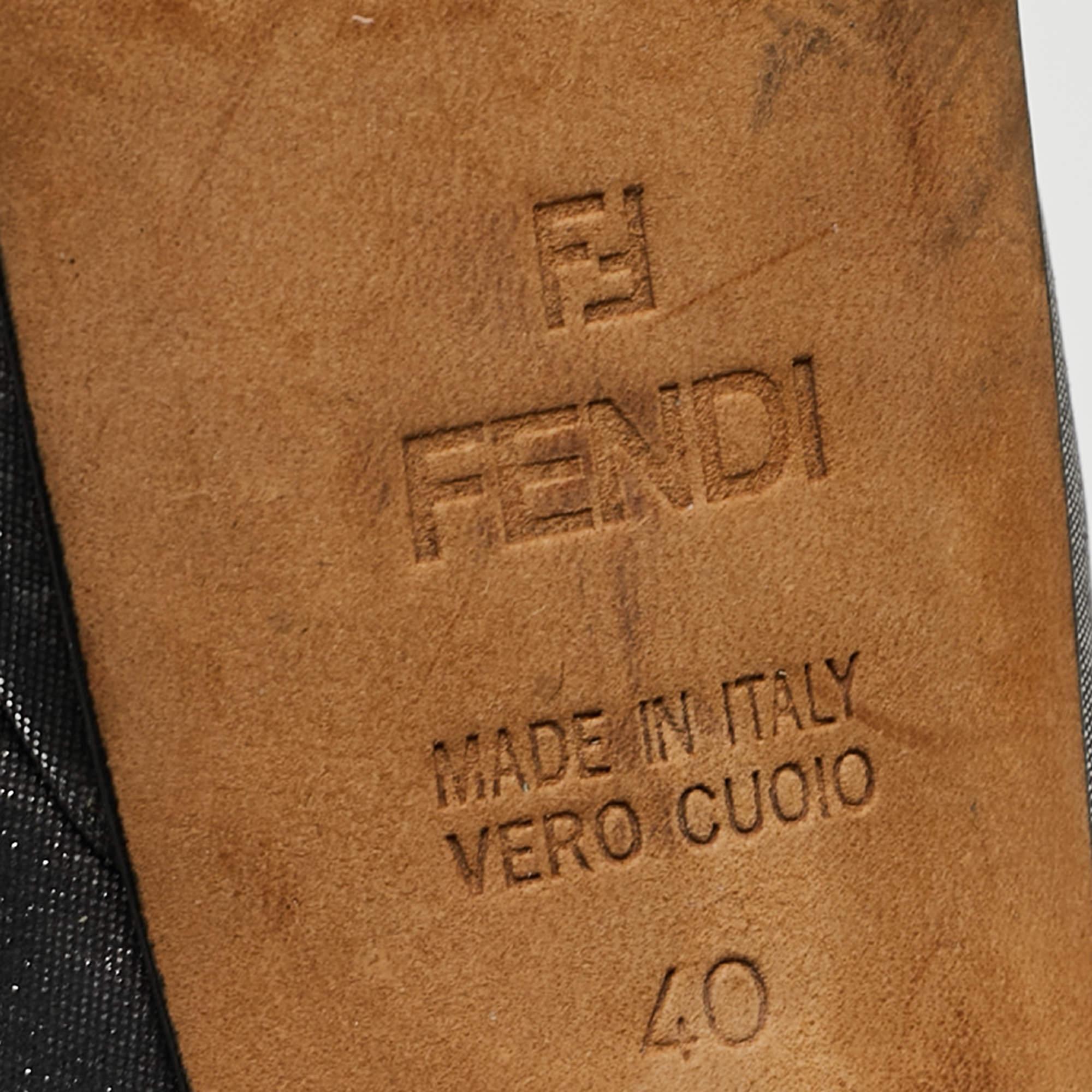 La tradition d'excellence de la maison de couture, associée à une sensibilité au design moderne, fait de ces escarpins Fendi un choix fabuleux. Ils vous aideront à obtenir un look chic en toute simplicité.


