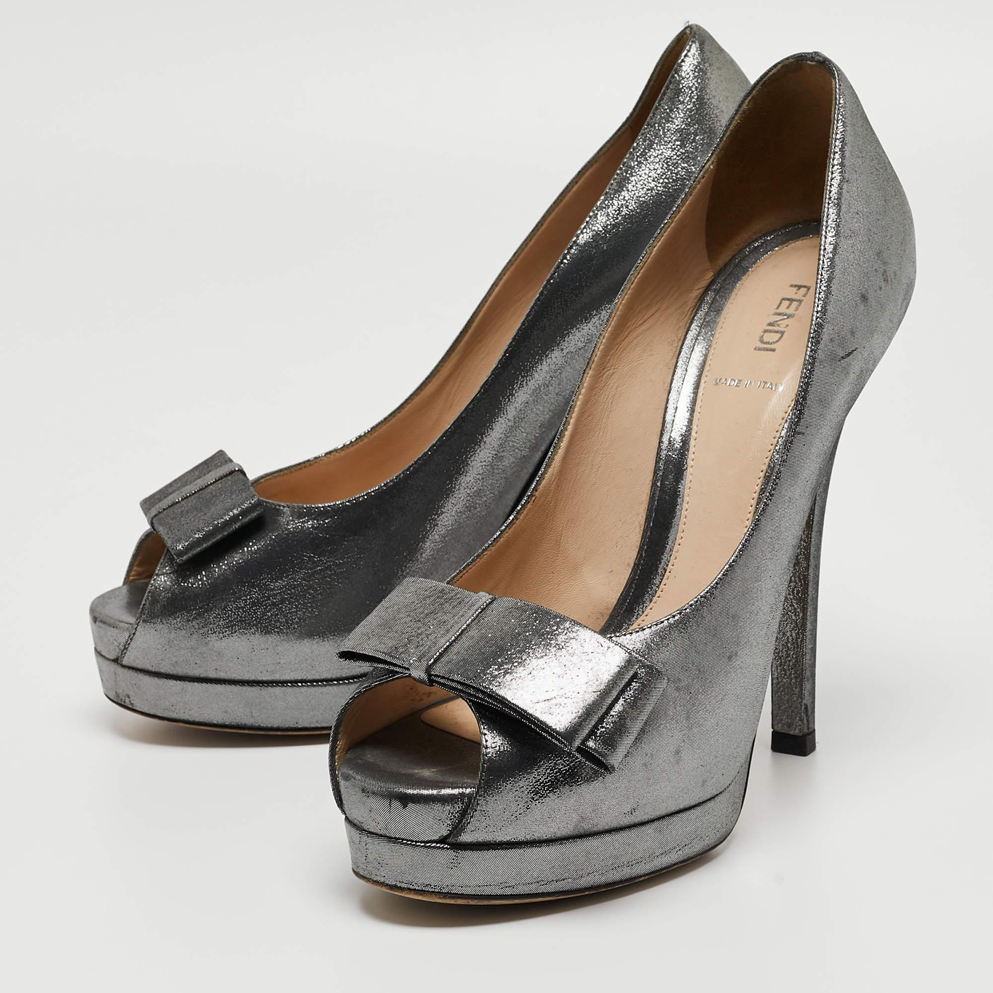 Gris Fendi - Escarpins à plateforme en cuir gris avec nœud Taille 40 en vente