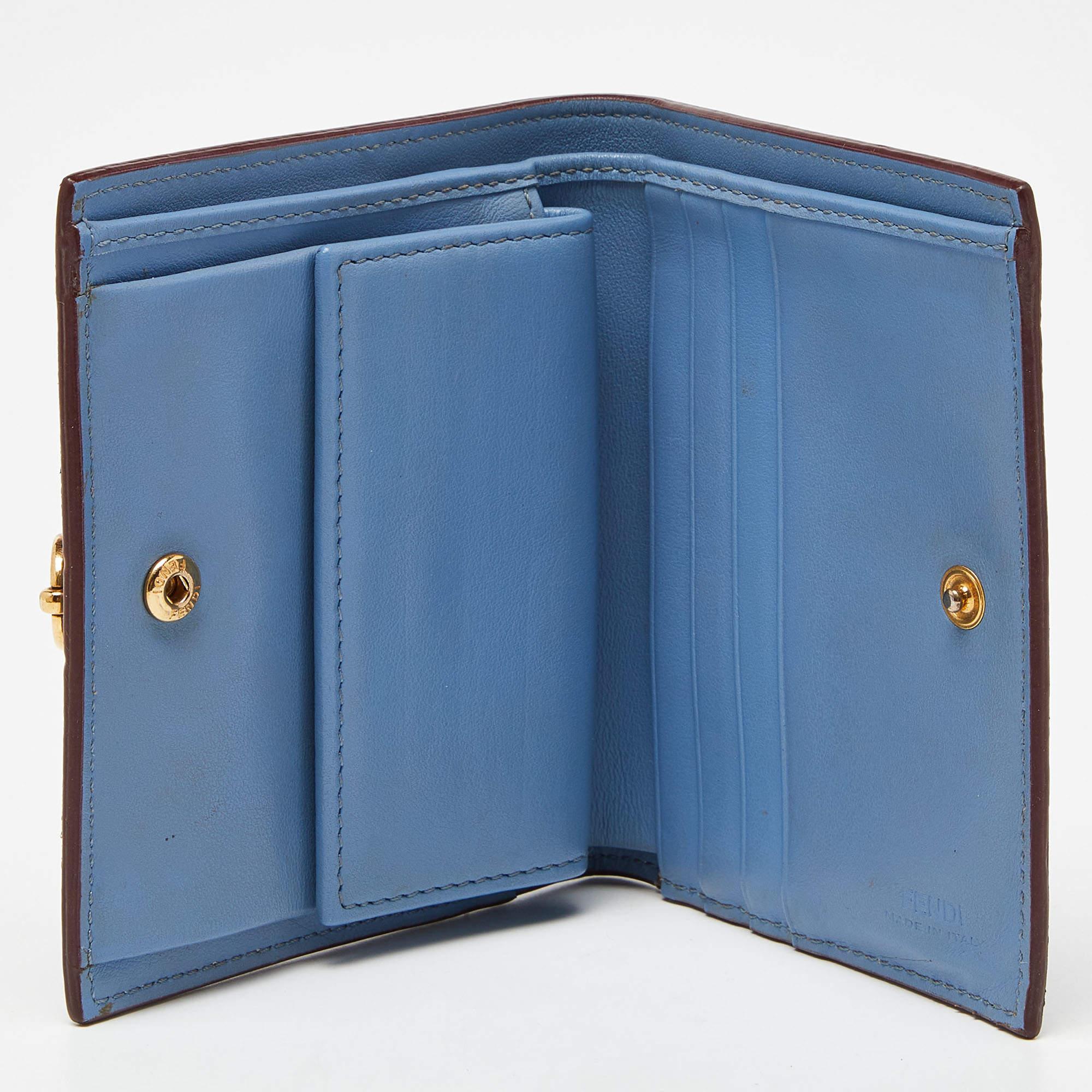 This wallet is conveniently designed for everyday use. It comes with a well-structured interior for you to neatly arrange your cards and cash. This stylish piece is complete with a sleek appeal.