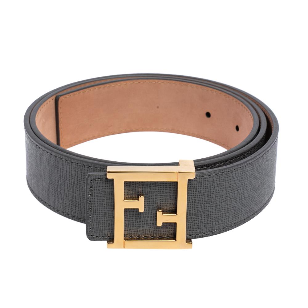 This sleek belt represents a statement style. Crafted with grey leather, the Fend creation has the signature FF logo on the buckle in gold-tone metal. It can be used to accessorize your everyday looks with a subtle touch of classic, neutral