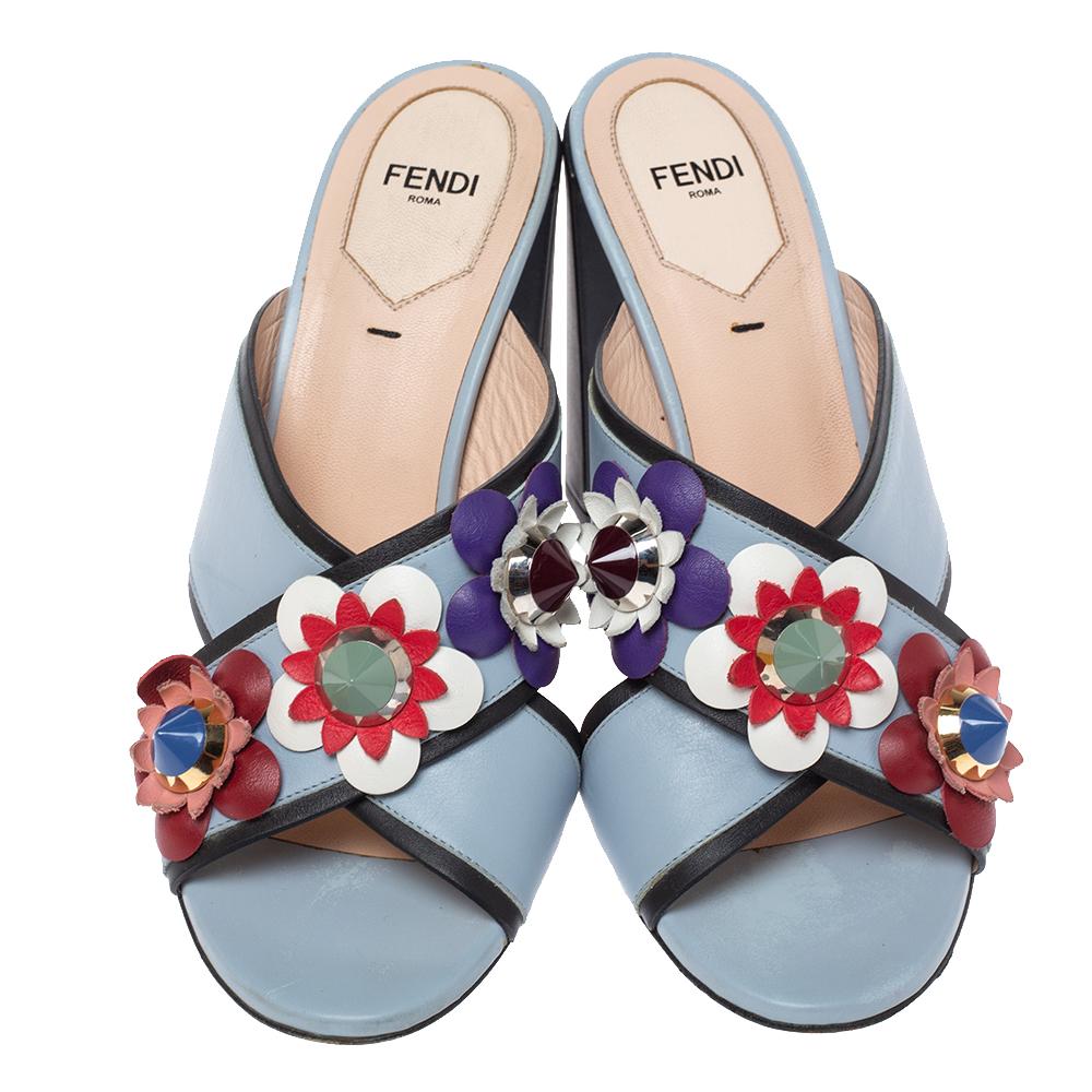 Fendi Grey Leather Flowerland Cross Strap Sandals Size 38.5 In Good Condition In Dubai, Al Qouz 2