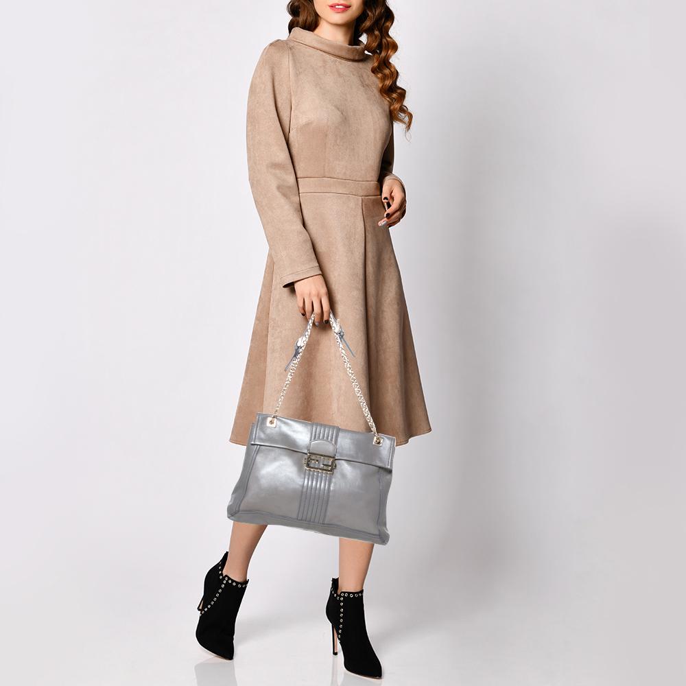 A flap bag in grey leather highlighted by the FF symbol on the front. Held by a gold-tone chain link and lined with fabric, this bag is a fine brew of quality and sophistication. Add a touch of classic charm to your look with this Maxi Baguette bag