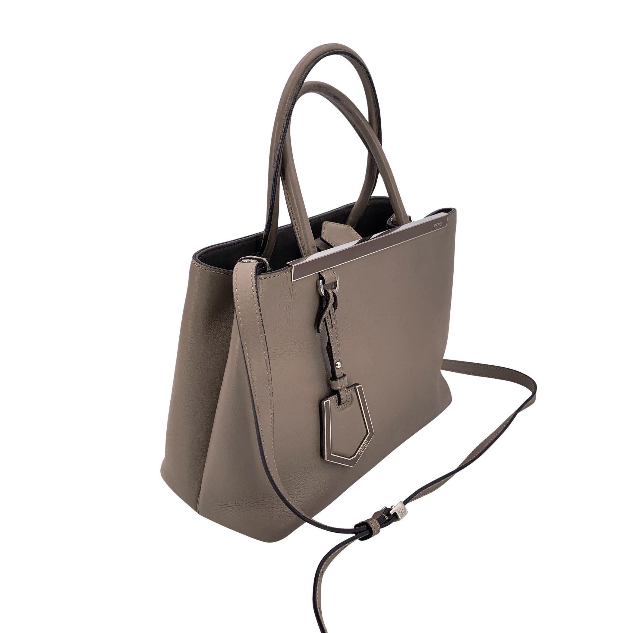 Découvrez une sophistication intemporelle avec le sac fourre-tout '2Jours' en cuir gris/taupe de Fendi, un chef-d'œuvre qui allie design épuré et élégance fonctionnelle. Ce fourre-tout structuré est fabriqué en cuir gris de première qualité, offrant