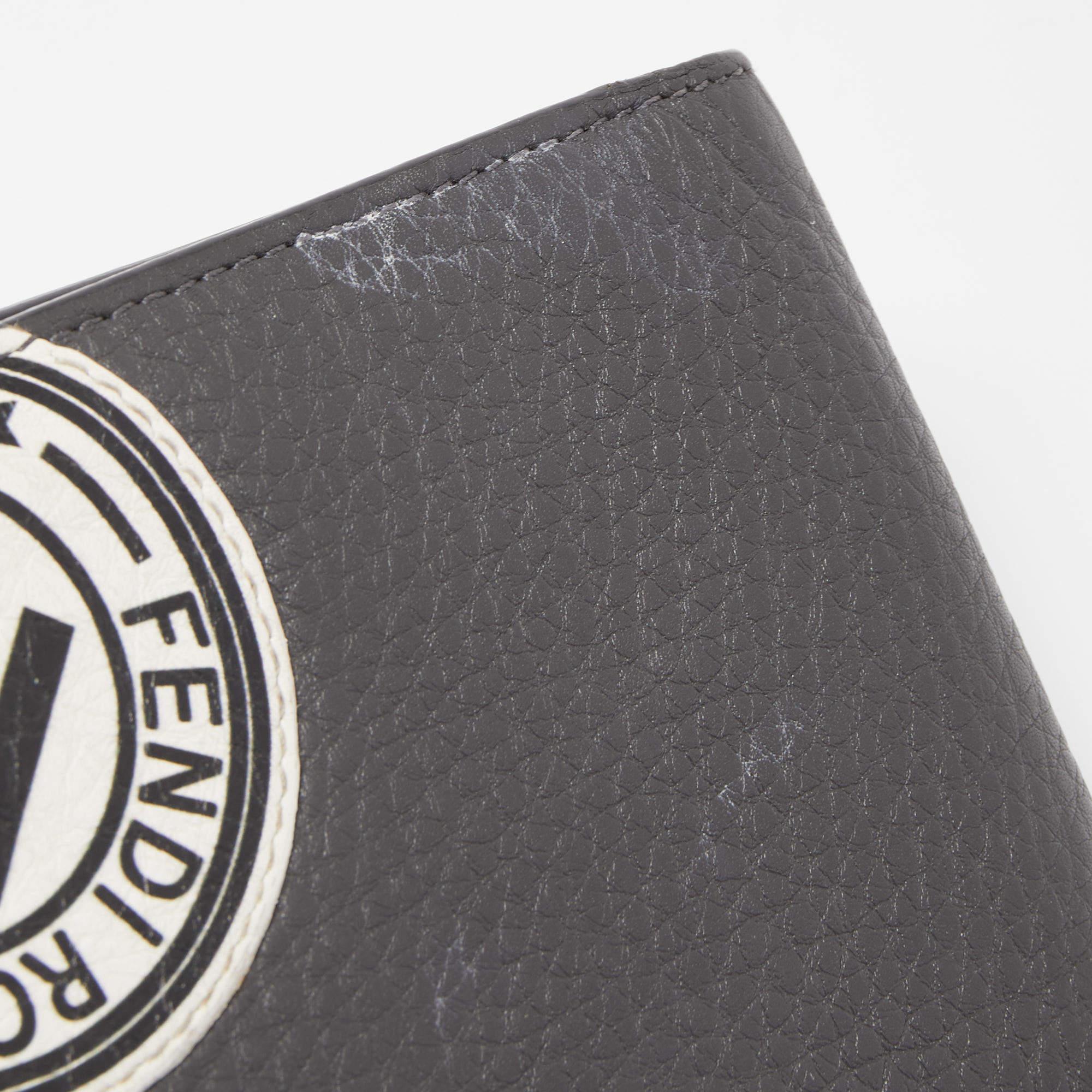 Fendi Grey Leather Roman Bifold Wallet In Good Condition For Sale In Dubai, Al Qouz 2