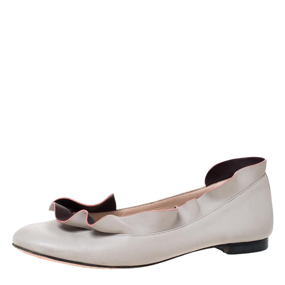 Fendi's ballet flats are so versatile and comfortable. Designed in grey leather, the toplines are adorned with amazing ruffle trims that lend the pair a feminine finish. Complete with low heels, style yours with midi dresses or simply with your