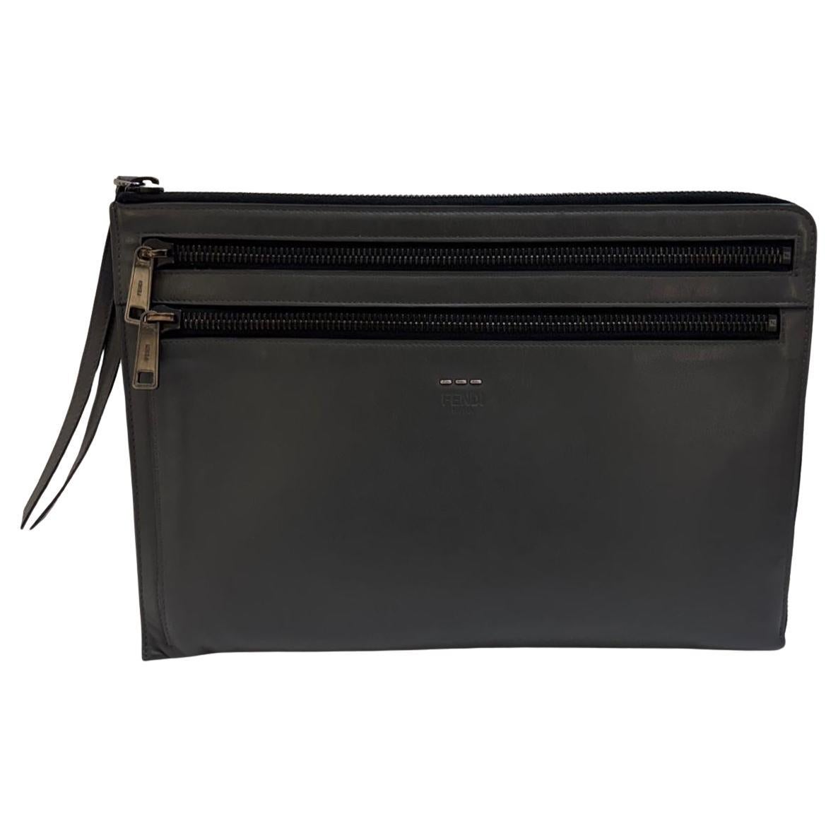 Fendi, custodia per documenti con zip in pelle grigia Selleria in vendita