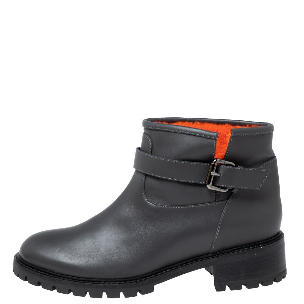 Walk with complete elegance, luxury, and comfort in these stunning boots from the House of Fendi! They are crafted using black leather into an ankle-length silhouette. They showcase a shearling lining and sturdy rubber soles. Add these boots and