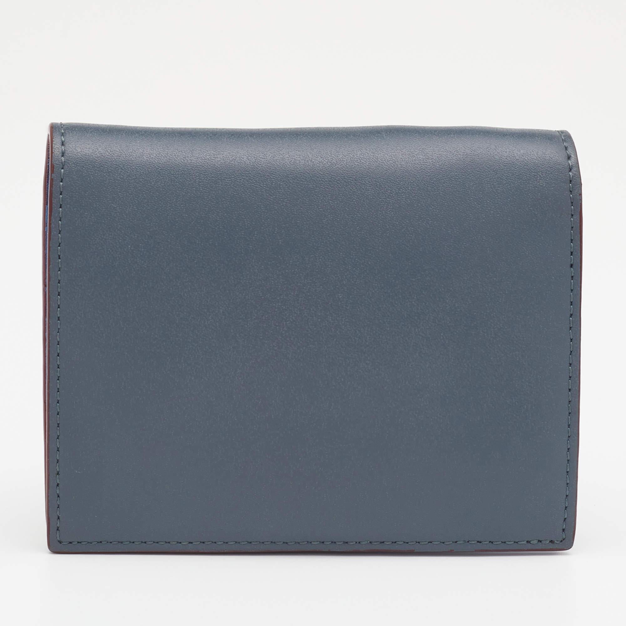 This By The Way wallet from Fendi is one creation a fashionista like you must own. It has been wonderfully crafted from leather in a grey and light blue shade. It comes flaunting brand logo detailing as well as a gold-tone conical metal stud and a