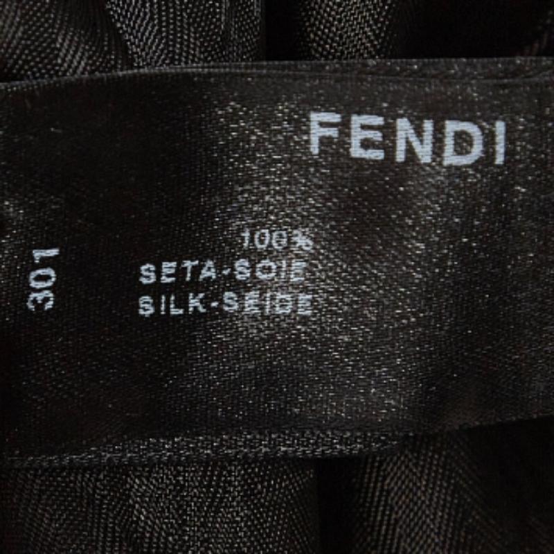 Fendi Minigonna in seta stampata con logo grigio Monogram M. In condizioni buone in vendita a Dubai, Al Qouz 2