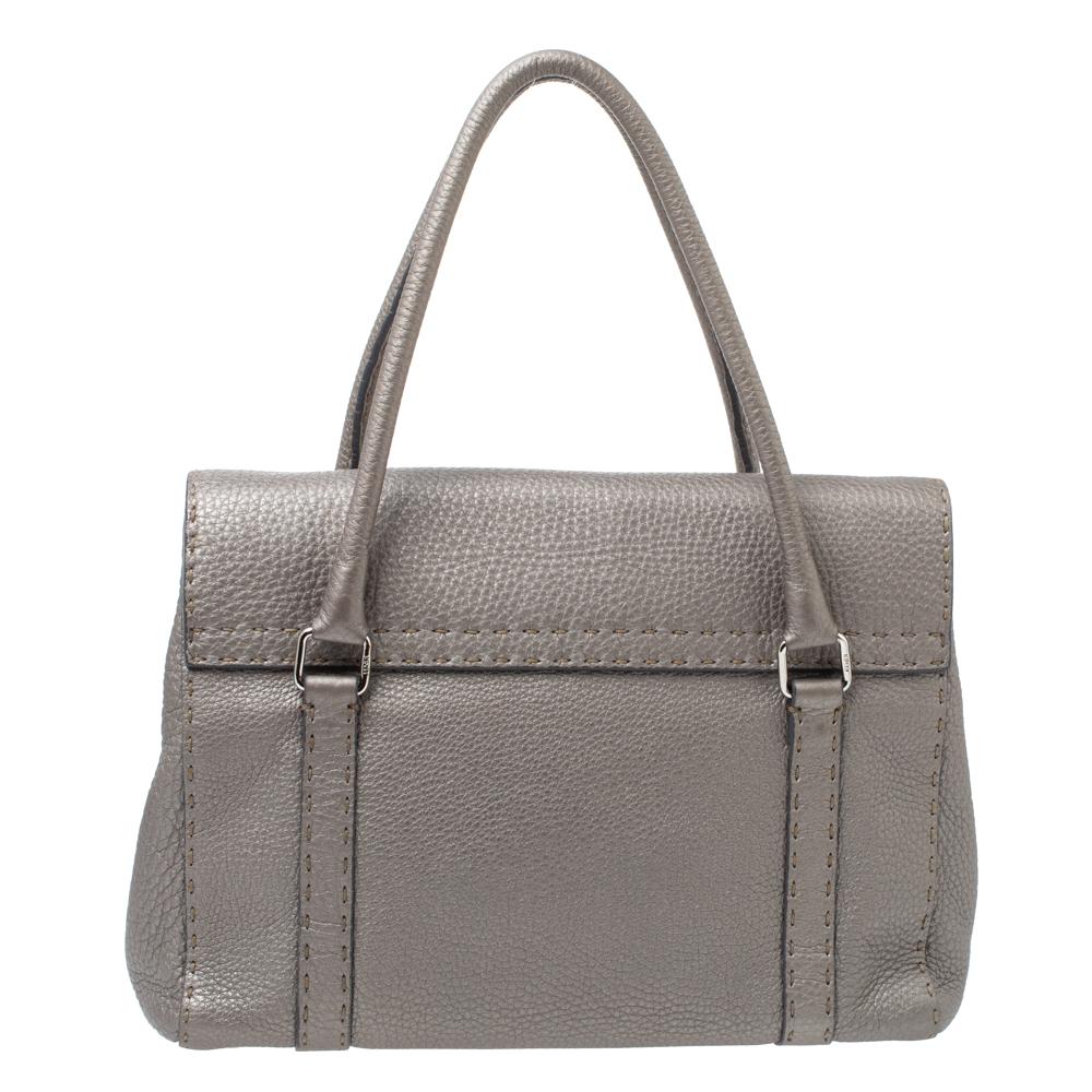 This bag from Fendi adds a signature touch to your outfit and elevates its style quotient. A perfect piece of art, this elegant bag is just what you need to improve your trend quotient. Stylish and easy to carry, this leather and canvas bag is