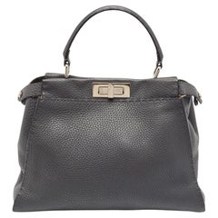 Fendi Selleria Medium Peekaboo Top Handle Bag aus grauem Selleria Leder Medium