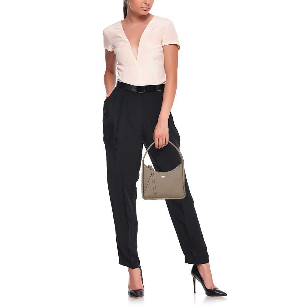 Ce hobo est conçu pour être fin et fonctionnel tout en complétant votre ensemble avec style. Il est doté d'un extérieur bien conçu, orné d'une belle teinte, et d'un intérieur spacieux. Ajoutez un peu de style à vos looks quotidiens avec cette