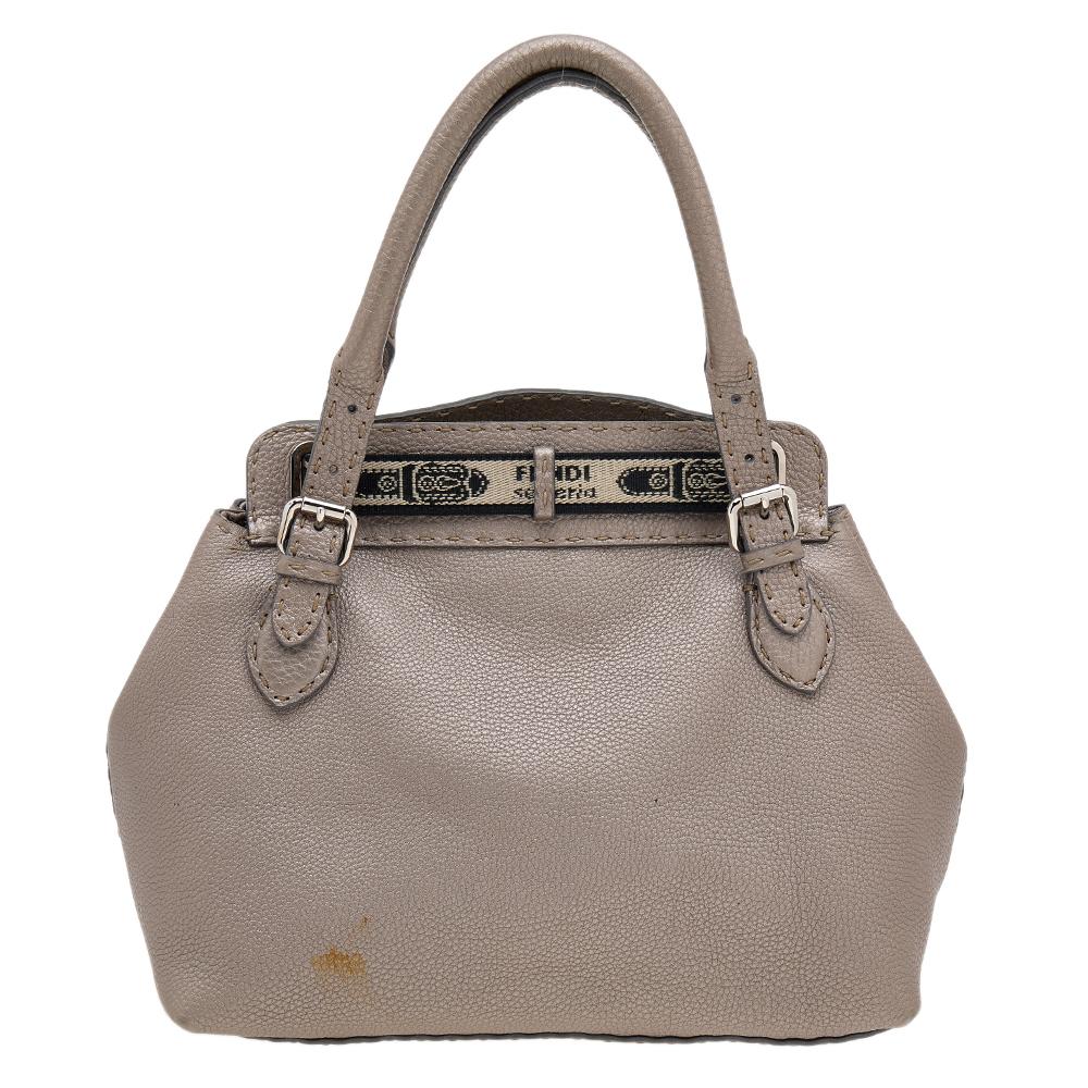 Make a classic statement with this Fendi Selleria Villa Borghese bag. This tote is accented with a stately horse which is embossed on the grey leather body and it comes with silver-tone hardware. It consists of dual handles and buckles with the