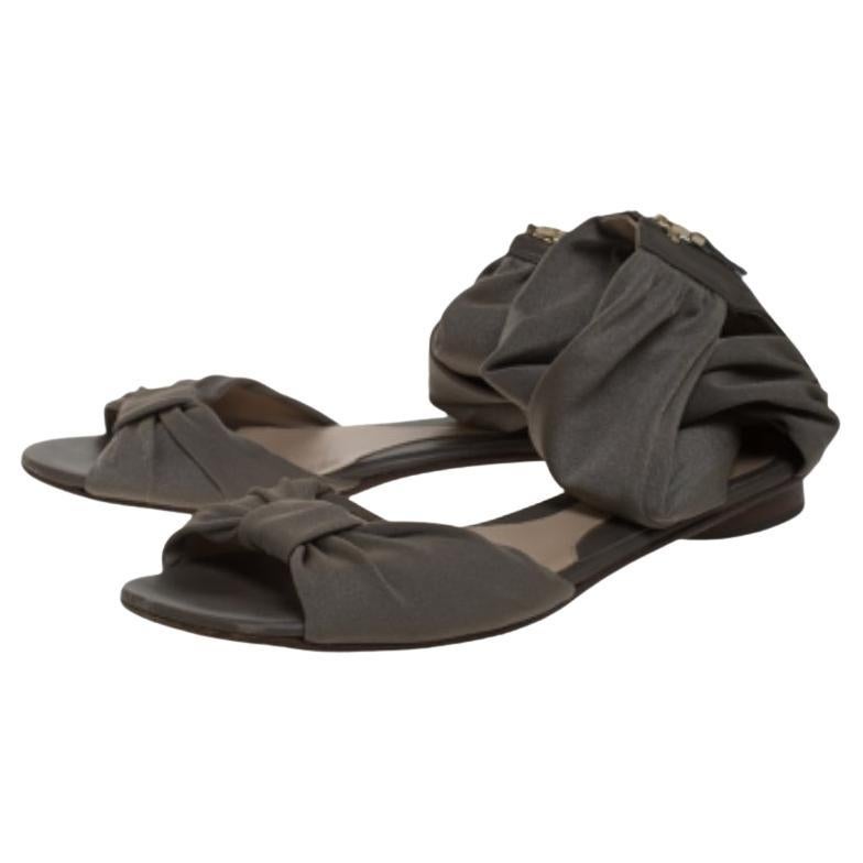 Luce un aspecto glamuroso te pongas lo que te pongas, con estas preciosas bailarinas de tela de Fendi. Llevan un precioso tono gris y están decorados con tobilleras, cremalleras, herrajes dorados, forro, plantillas y suelas de piel. Son geniales