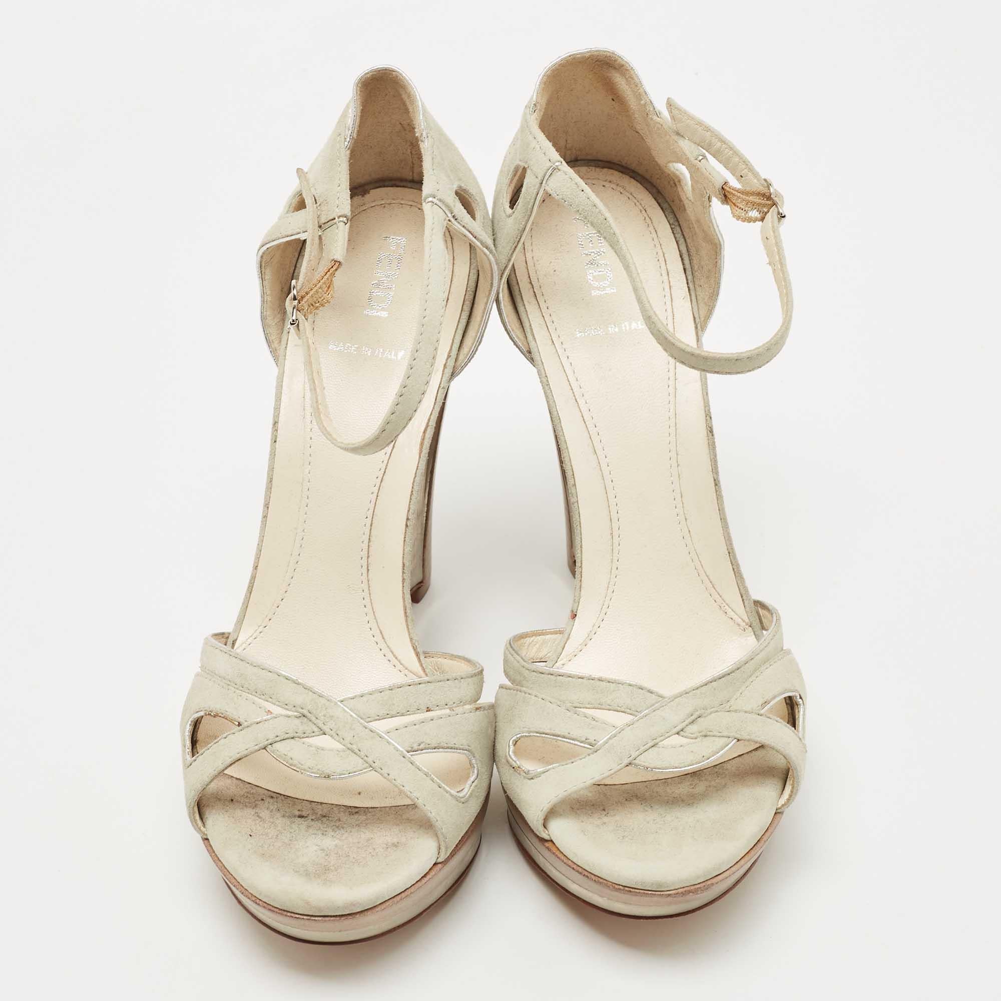 Fendi Sandalias de ante gris con cuña y tira al tobillo talla 39 Beige en venta