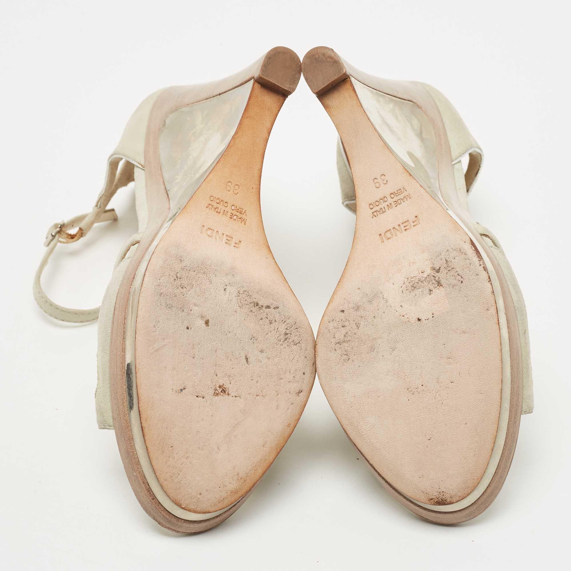Fendi Sandalias de ante gris con cuña y tira al tobillo talla 39 en venta 1