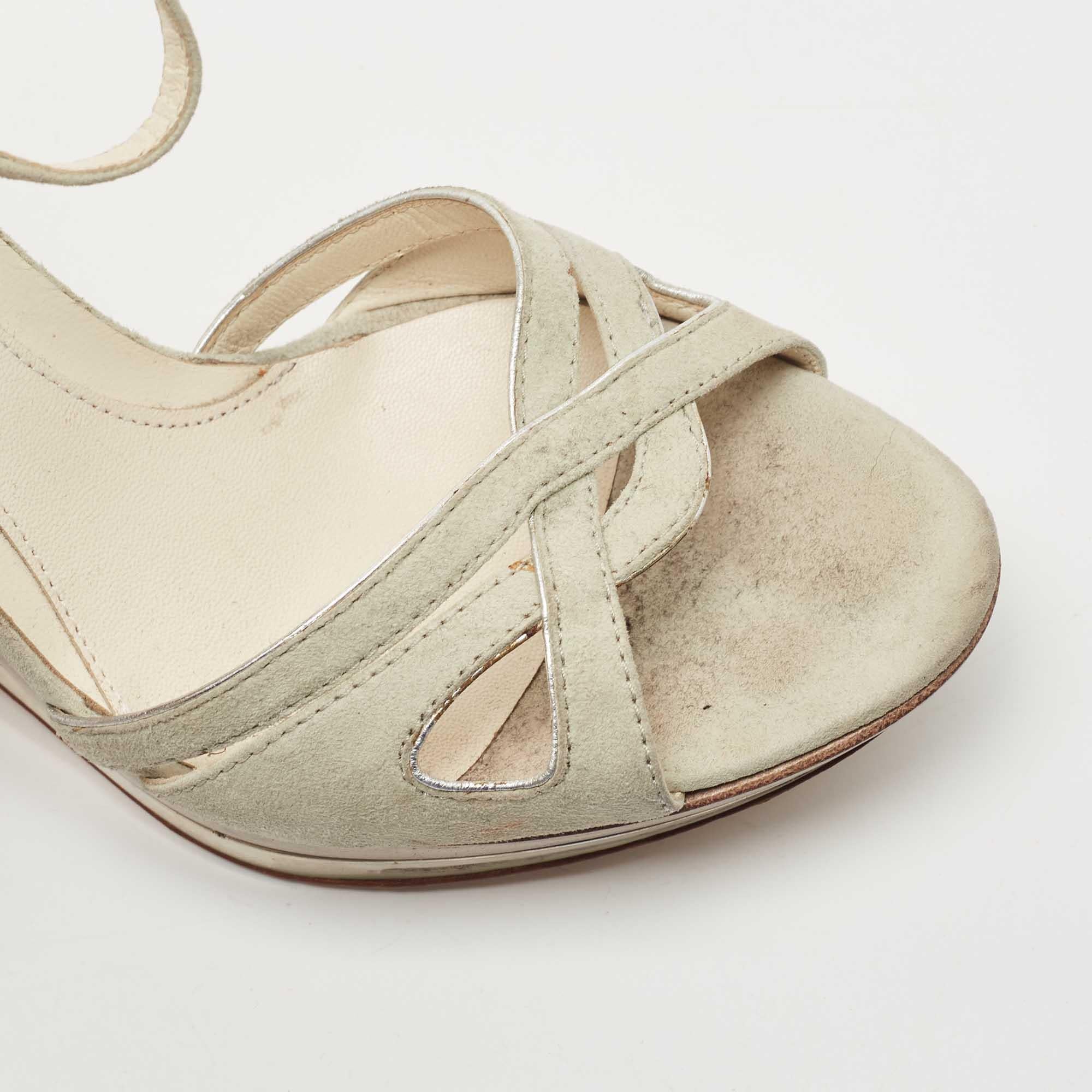Fendi Sandalias de ante gris con cuña y tira al tobillo talla 39 en venta 2