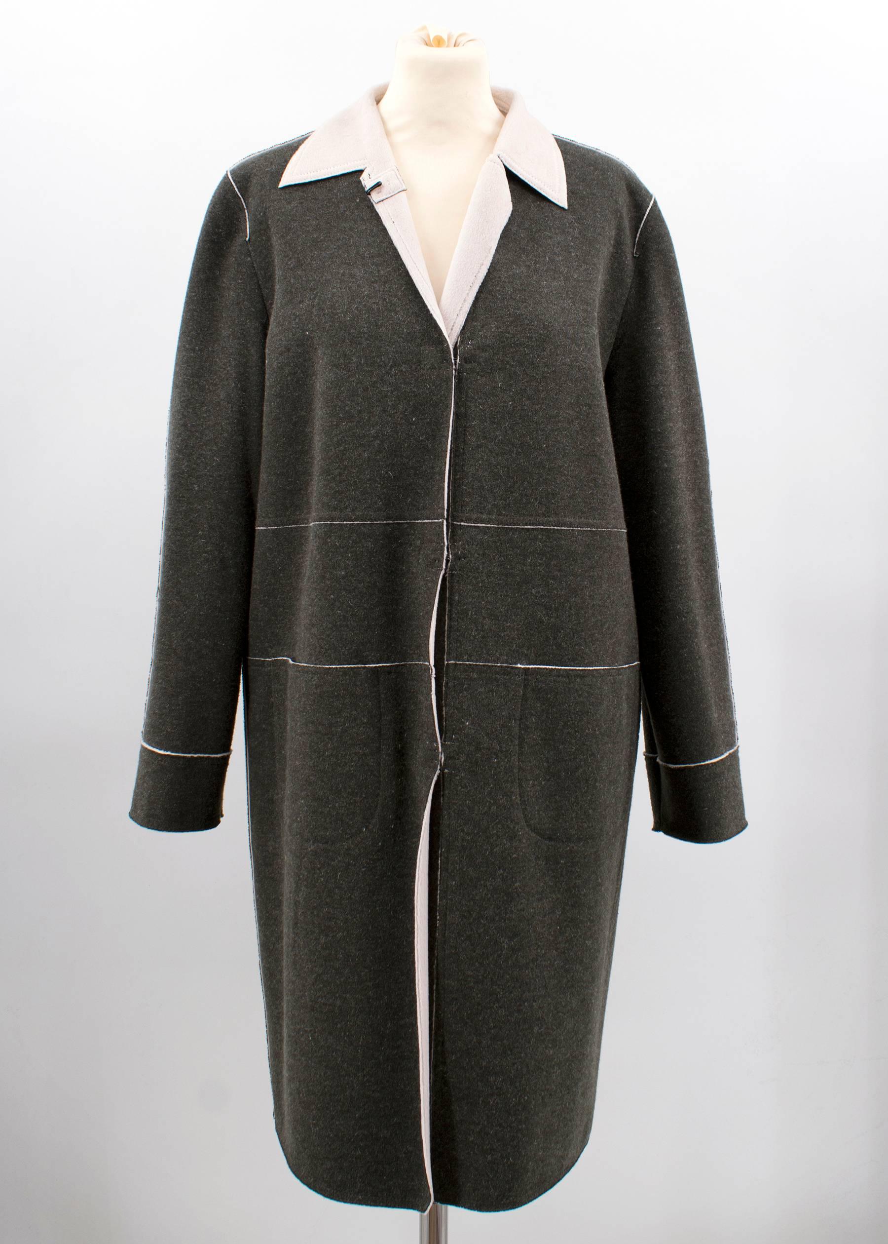 Fendi grey long coat
- contrasting lapels
- clasp fastening 

Size IT 42

Measurements: 
Shoulders: 43cm
Length: 102cm

Condition: 9.5cm 