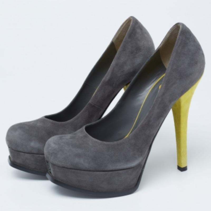 You will always be style-ready in these pumps from Fendi. They have been crafted from suede in a covered-toe shape. Logo-detailed platforms and yellow-hued heels complete this pair.