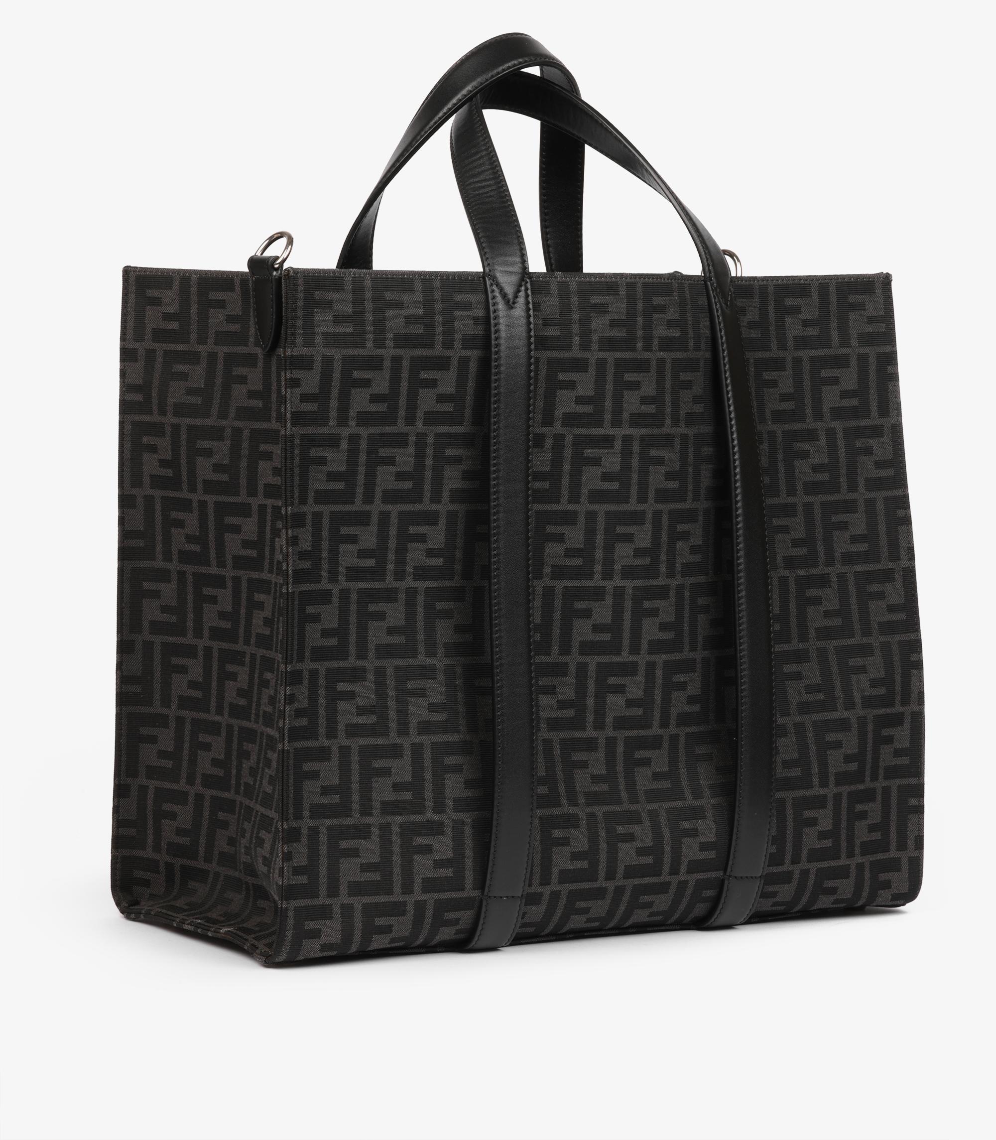 Fendi Fourre-tout en toile grise imprimée Zucca et cuir de veau noir

Détails du produit
Xupes Ref : HB5916
Marque : Fendi
Modèle : Fourre-tout
Type : Fourre-tout, épaule
Âge : 2024
PRIX DE VENTE CONSEILLÉ : 1 520
Couleur : Gris, Noir
Matériel :