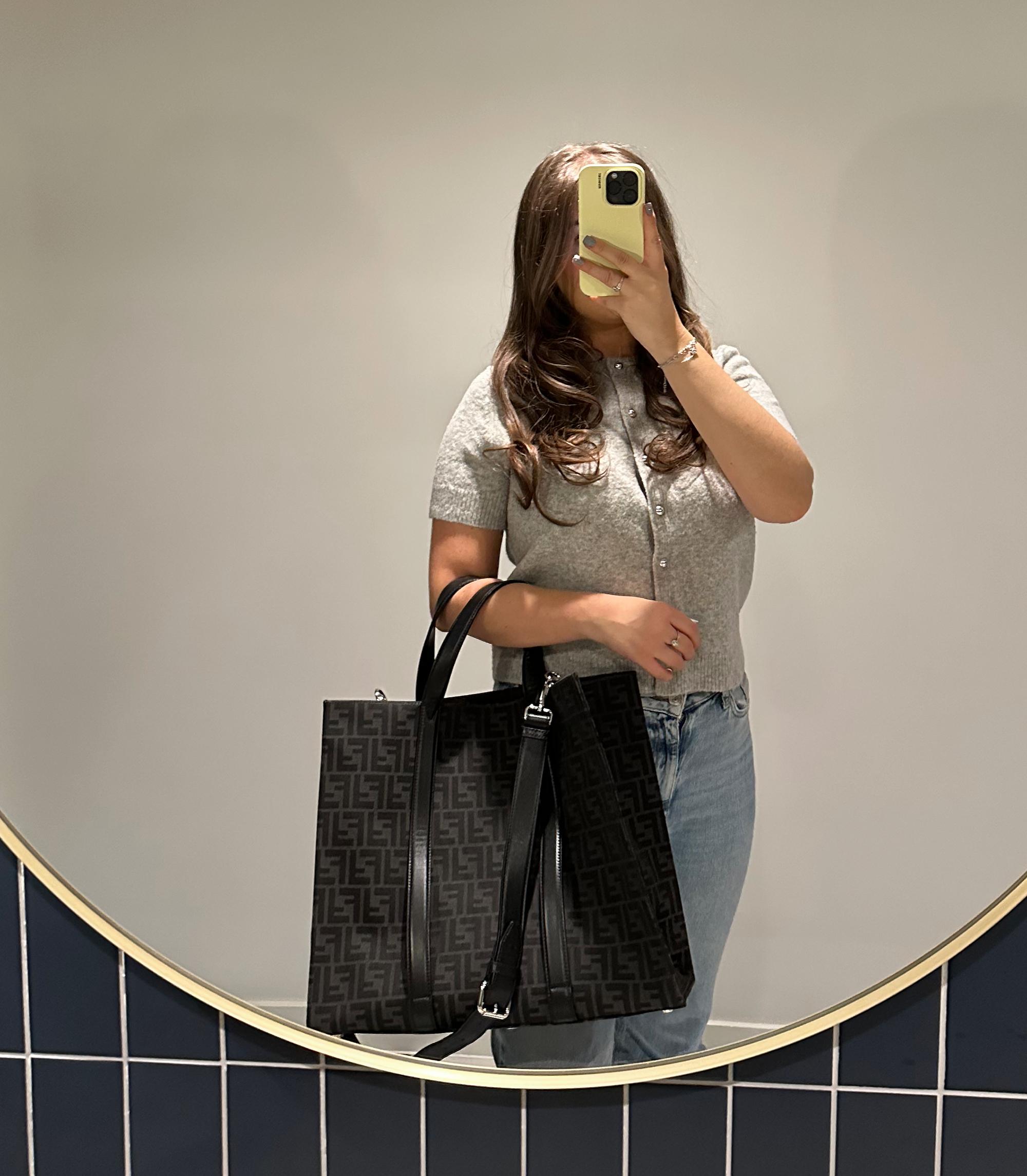 Fendi Fourre-tout en toile grise imprimée Zucca et cuir de veau noir

Détails du produit
Xupes Ref : HB5916
Marque : Fendi
Modèle : Fourre-tout
Type : Fourre-tout, épaule
Âge : 2024
PRIX DE VENTE CONSEILLÉ : 1 520
Couleur : Gris, Noir
Matériel :