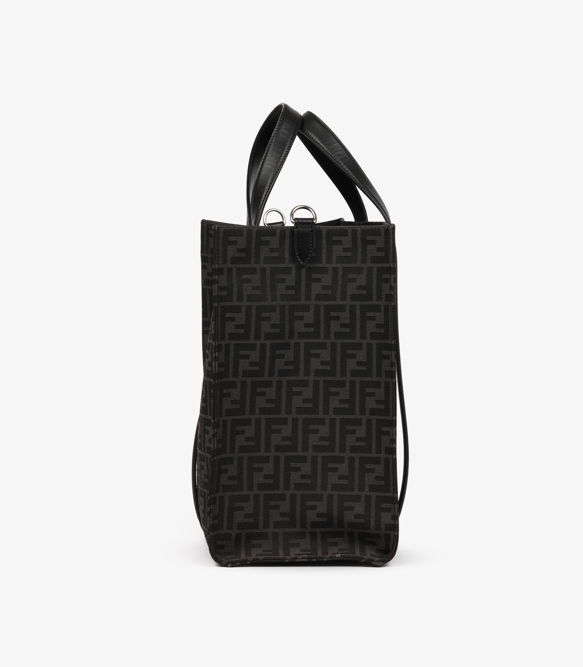 Noir Fendi Fourre-tout en toile grise imprimée Zucca et cuir de veau noir en vente
