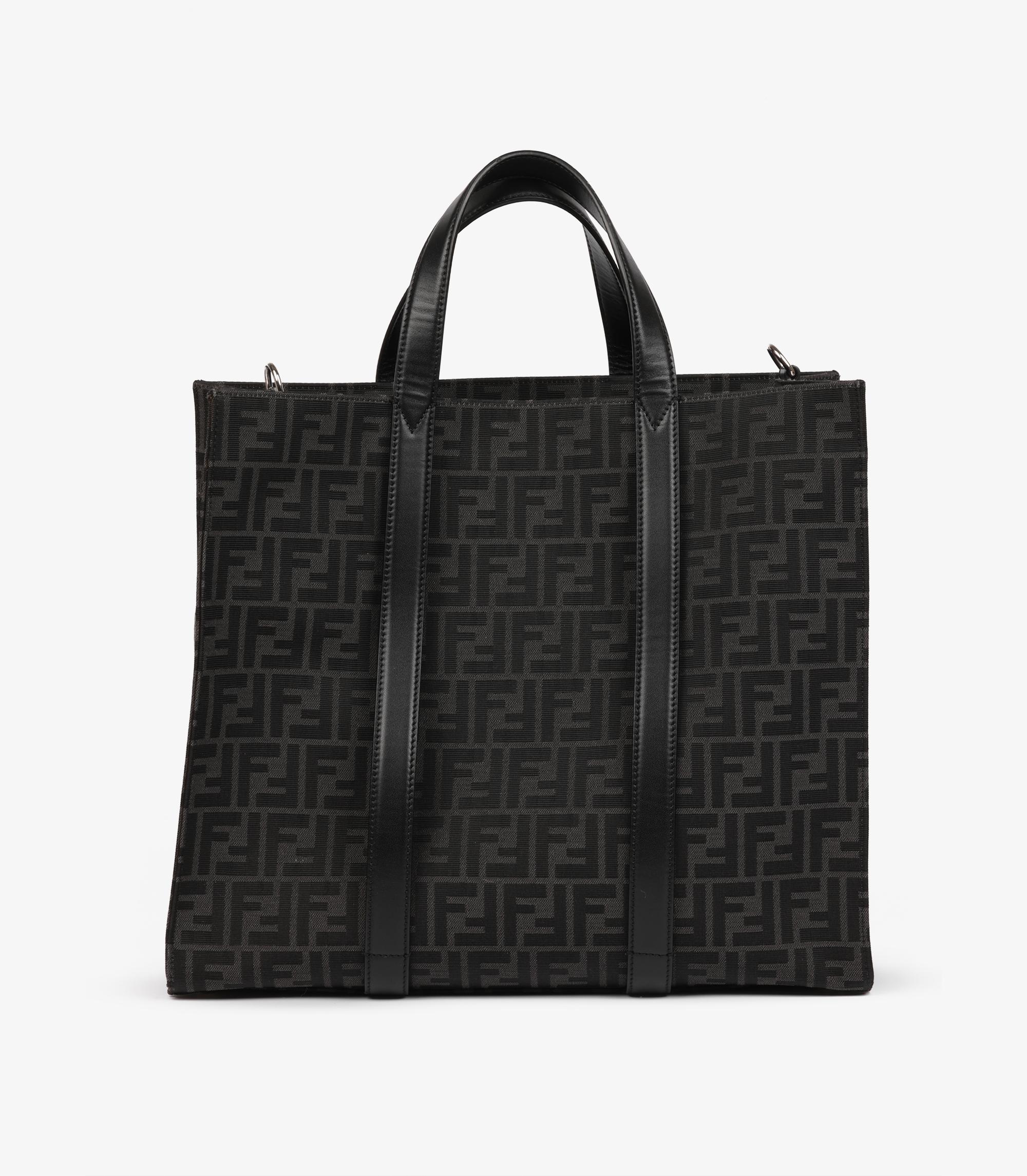Fendi Fourre-tout en toile grise imprimée Zucca et cuir de veau noir Excellent état - En vente à Bishop's Stortford, Hertfordshire