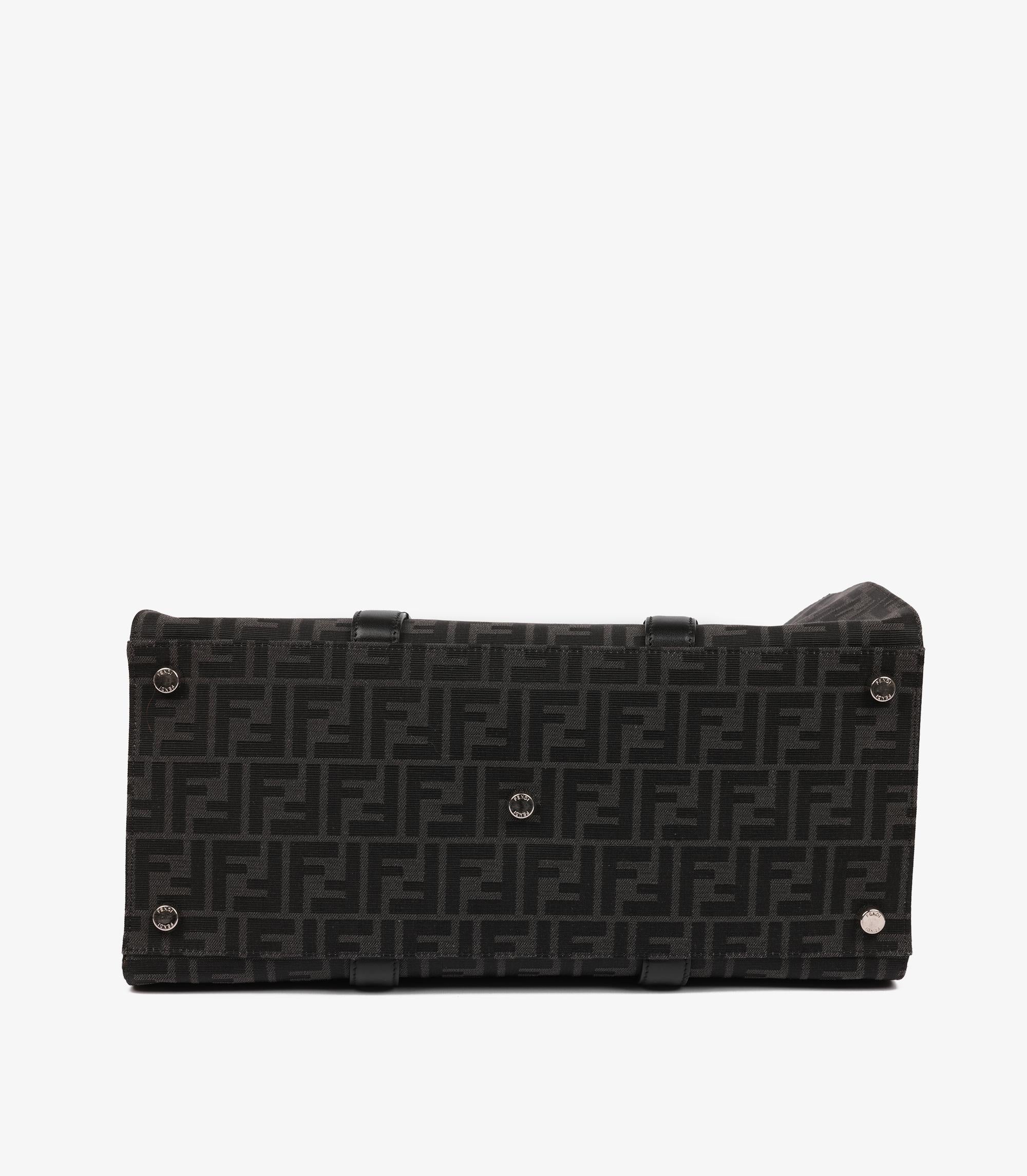 Fendi Fourre-tout en toile grise imprimée Zucca et cuir de veau noir en vente 1