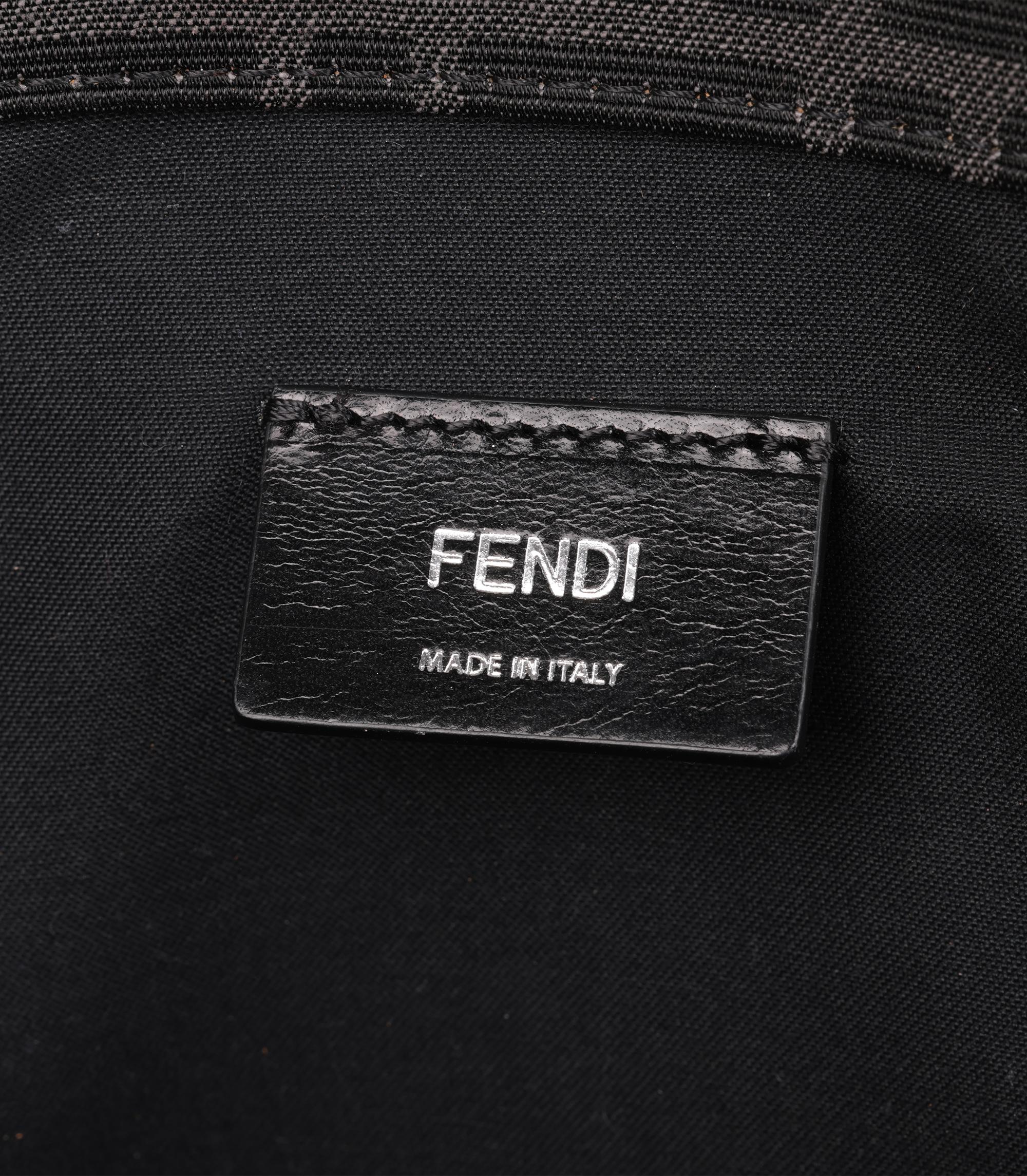 Fendi Fourre-tout en toile grise imprimée Zucca et cuir de veau noir en vente 4